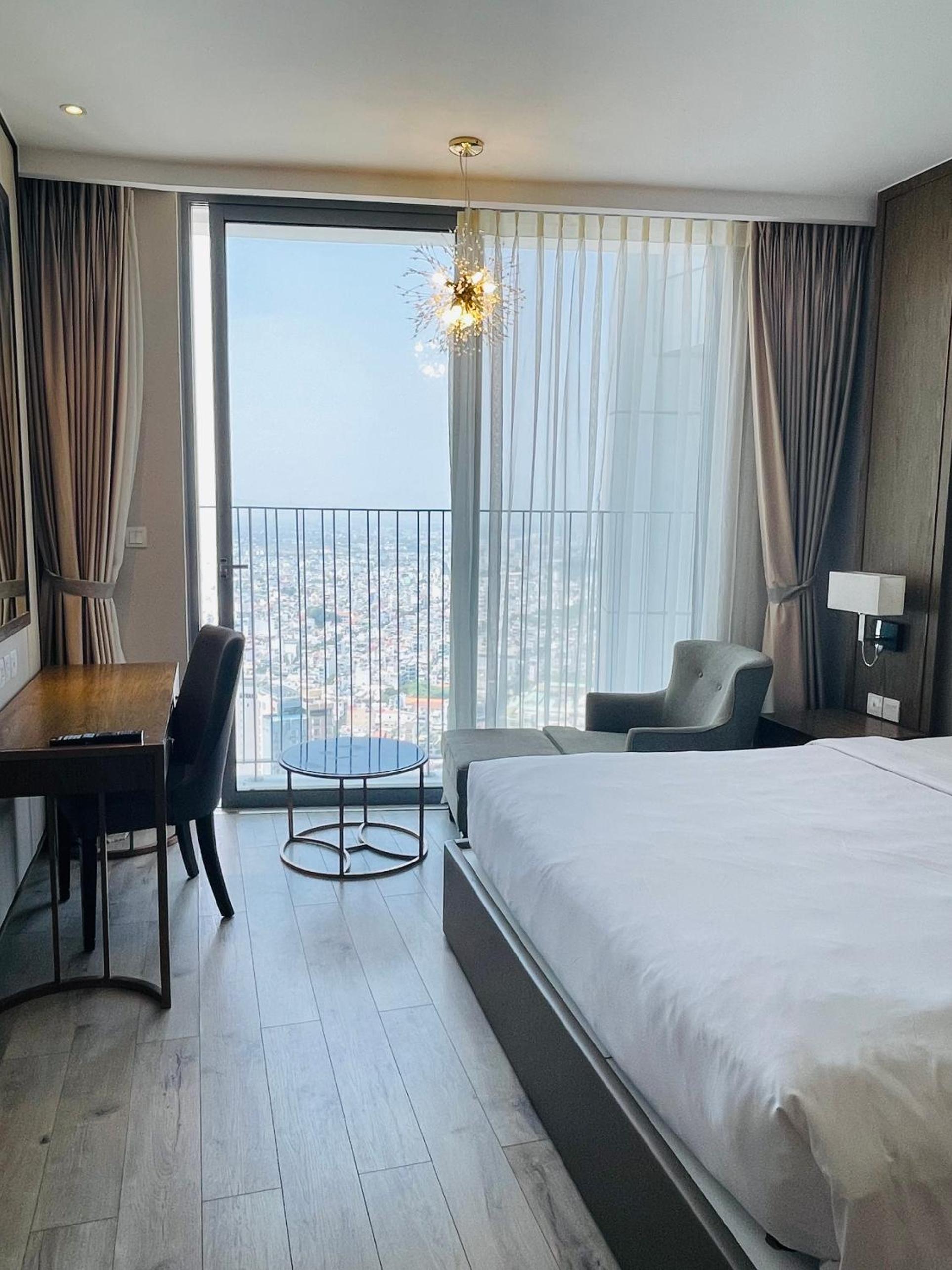 Deluxe King Suite - Photo 2