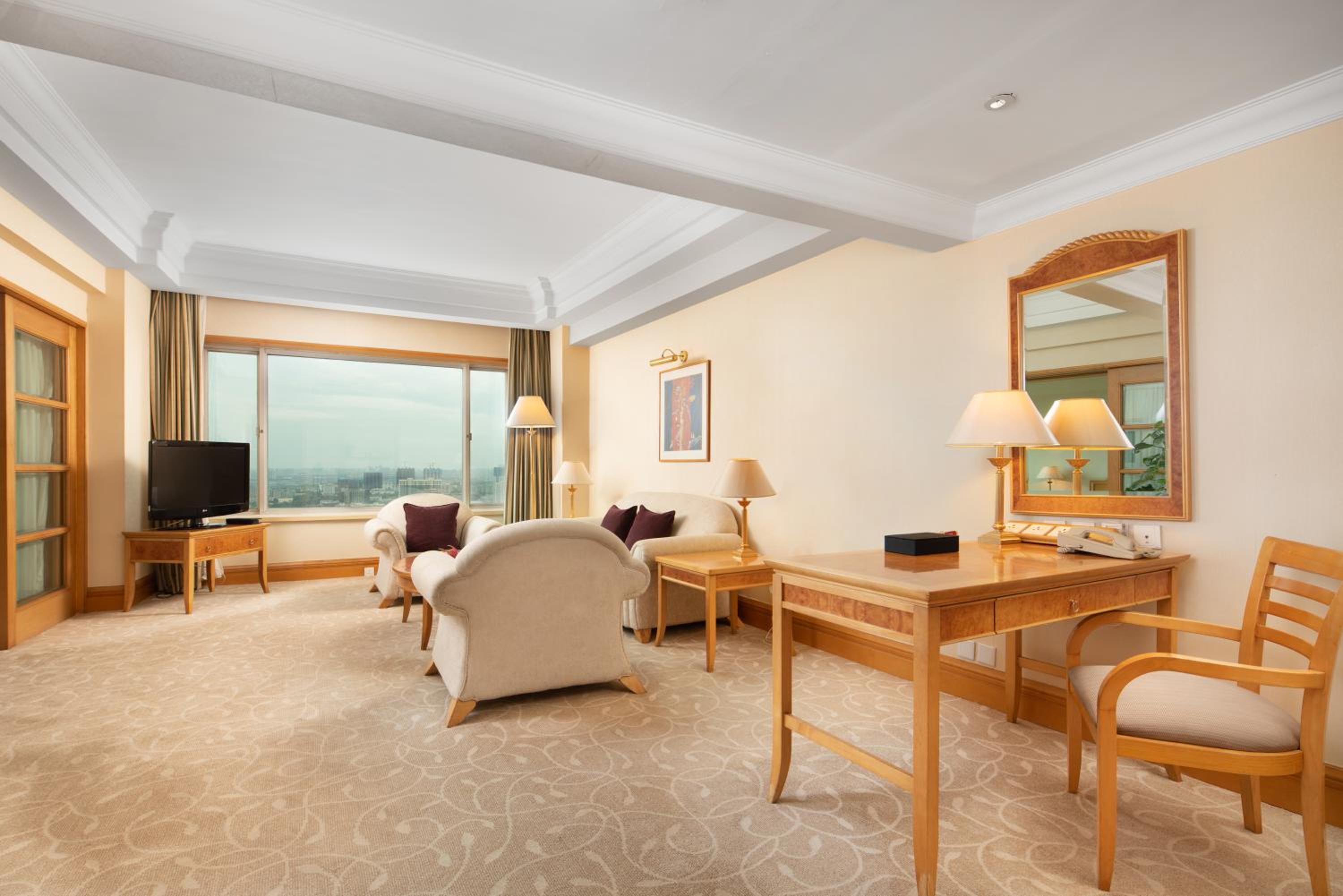 Deluxe Suite - Non-Smoking photo 3