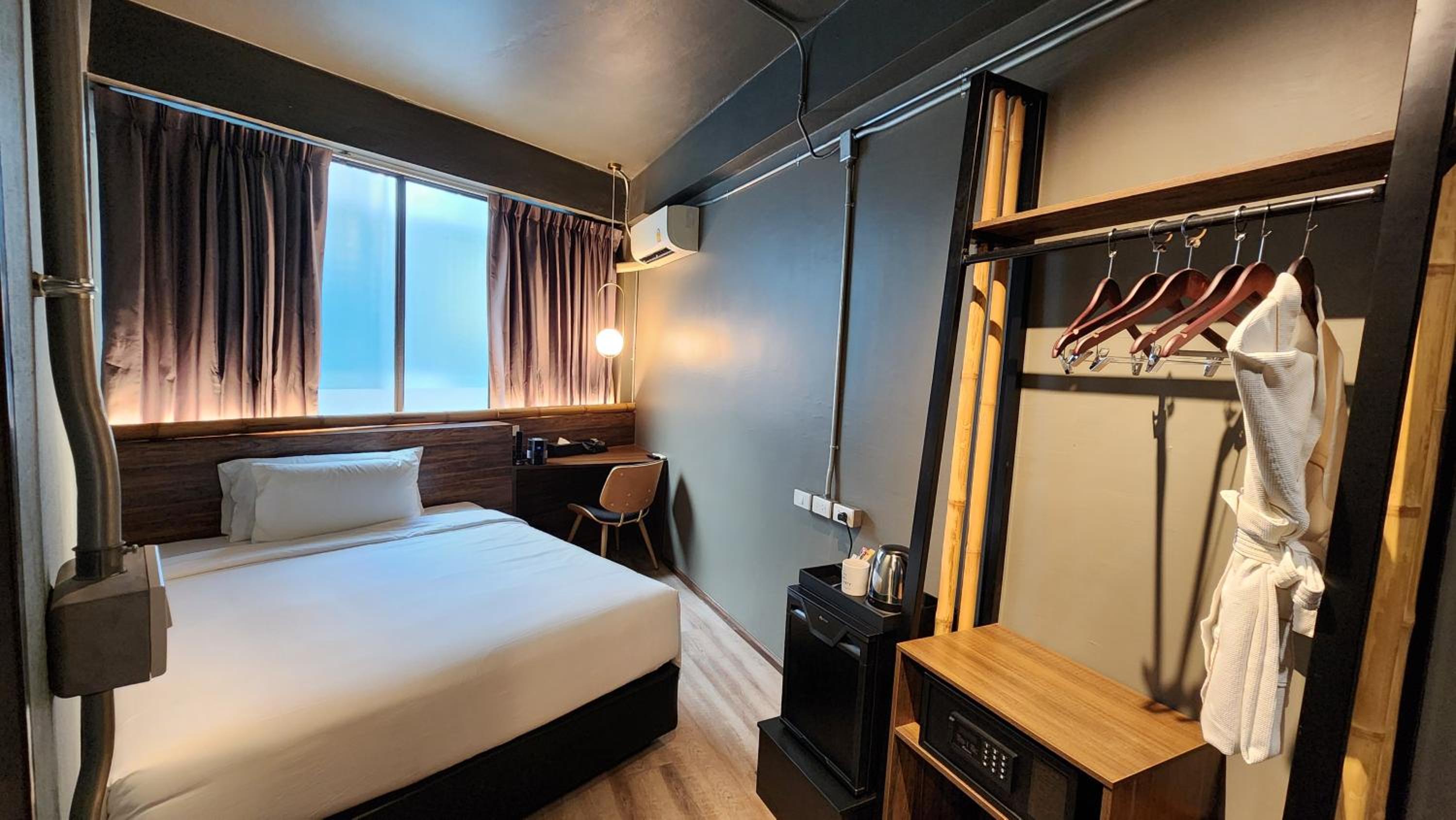 Queen Corner Single room