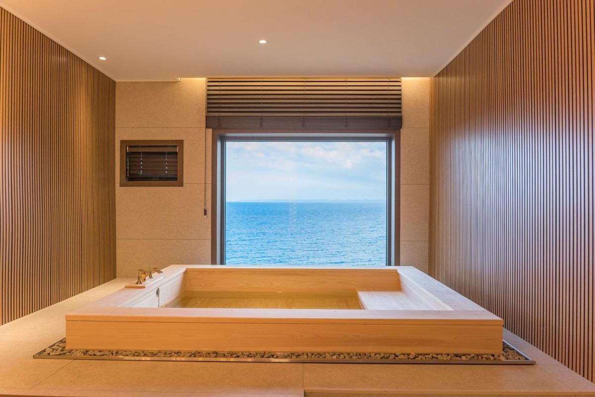 Ocean Suite Twin - Breakfast for 2 included - Photo 3