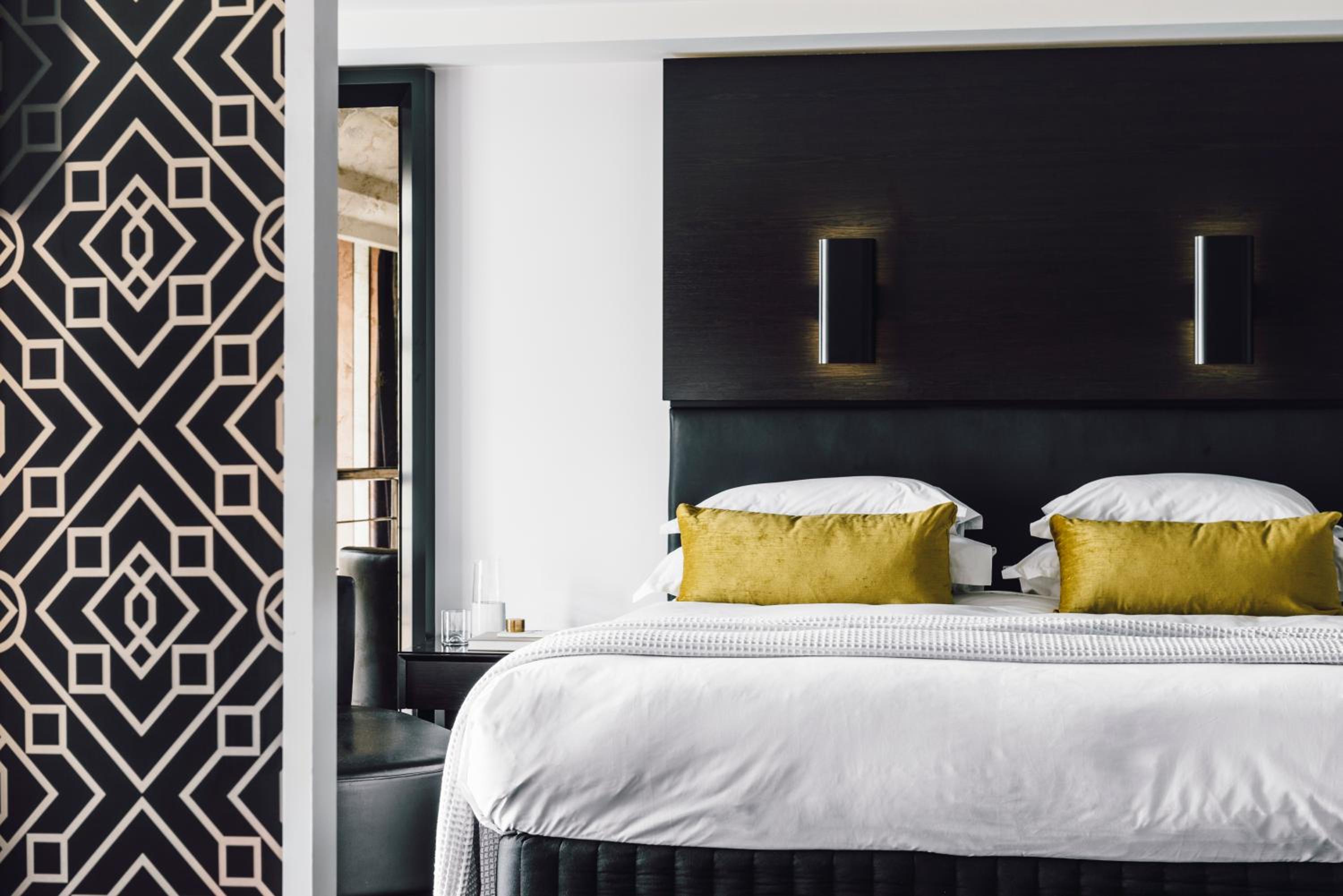 Gold Penthouse with One King Bed and Balcony - Photo 3