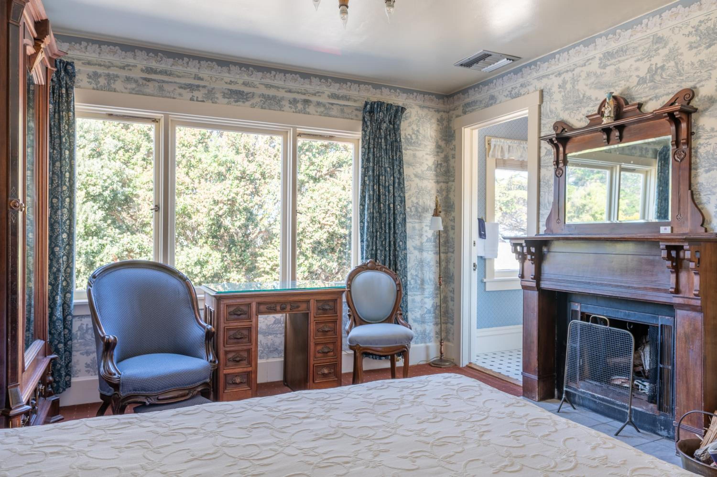 Queen Room with Fireplace and Inland View - Photo 2