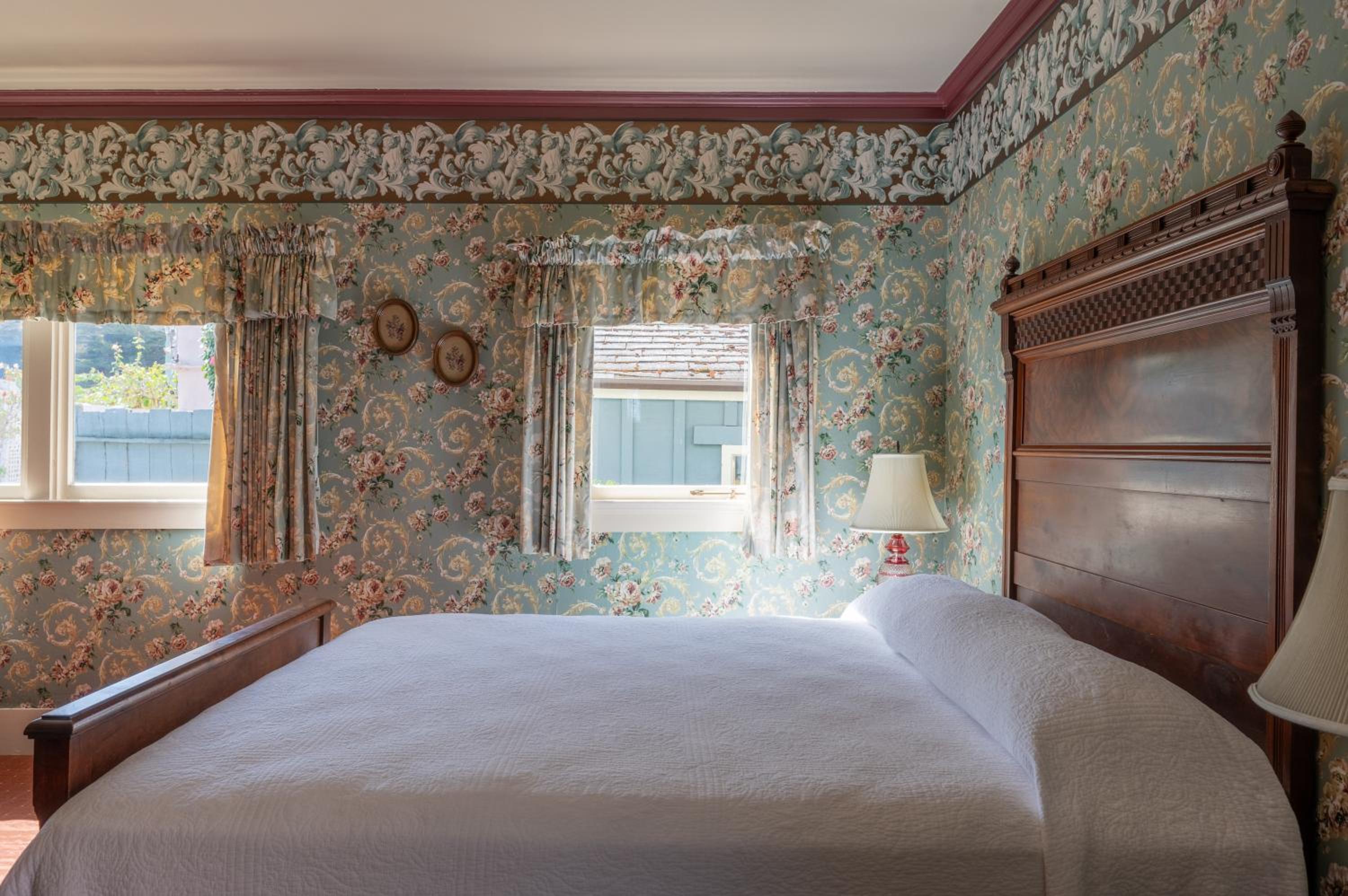 King Room with Fireplace and Garden View  - Photo 2