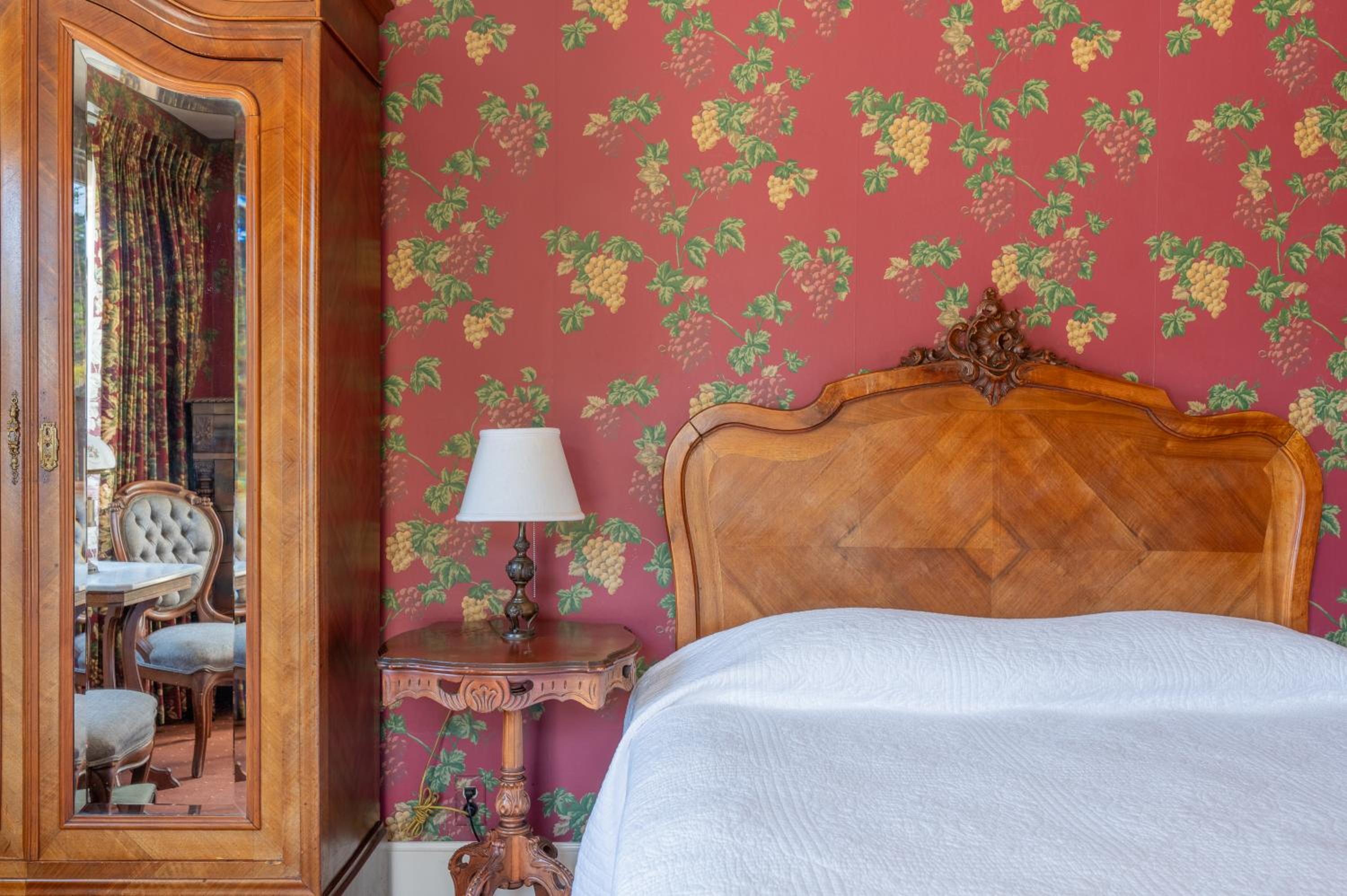 Queen Room with Fountain View