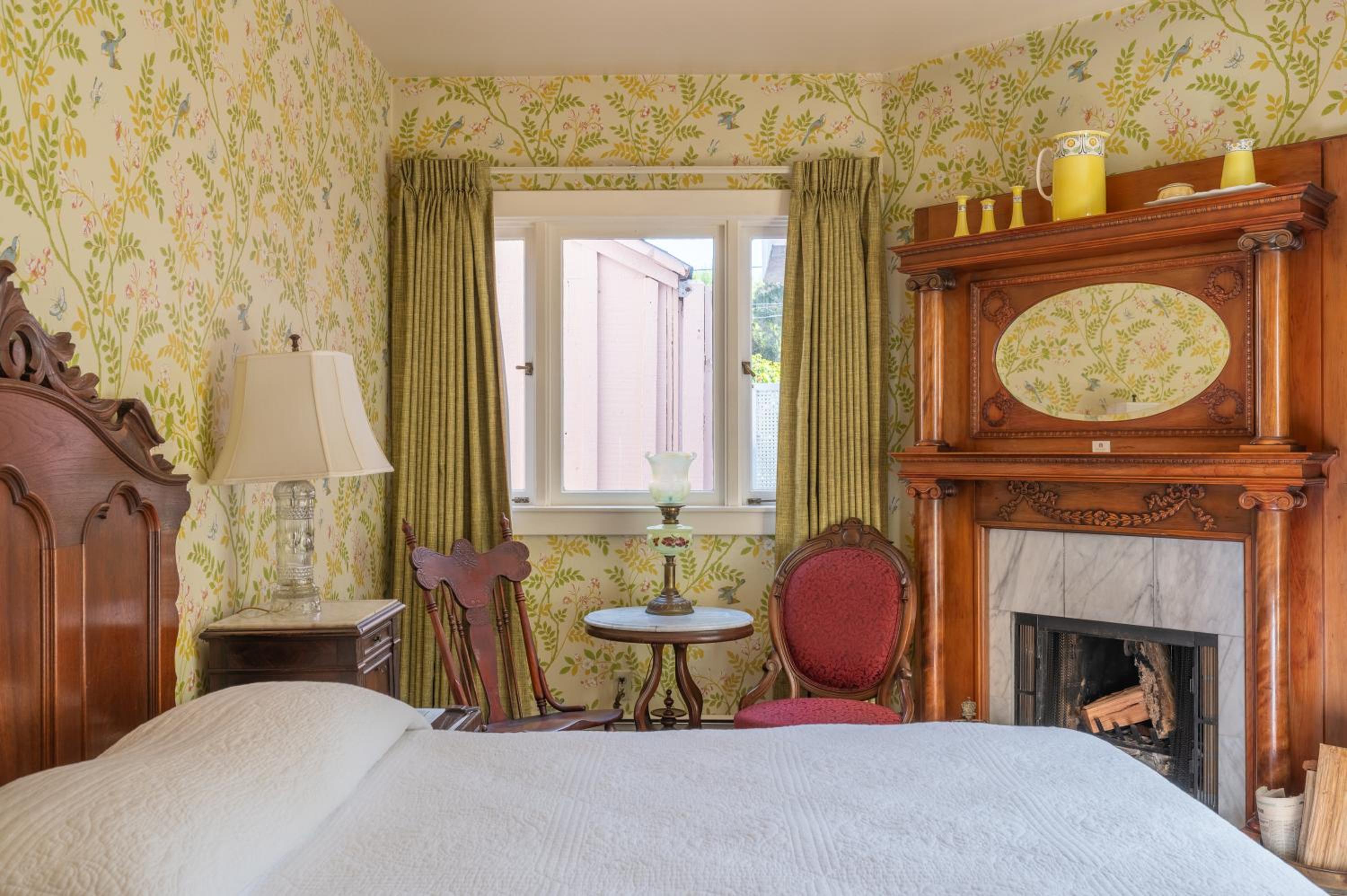 Queen Room with Fireplace and Garden View - Photo 1