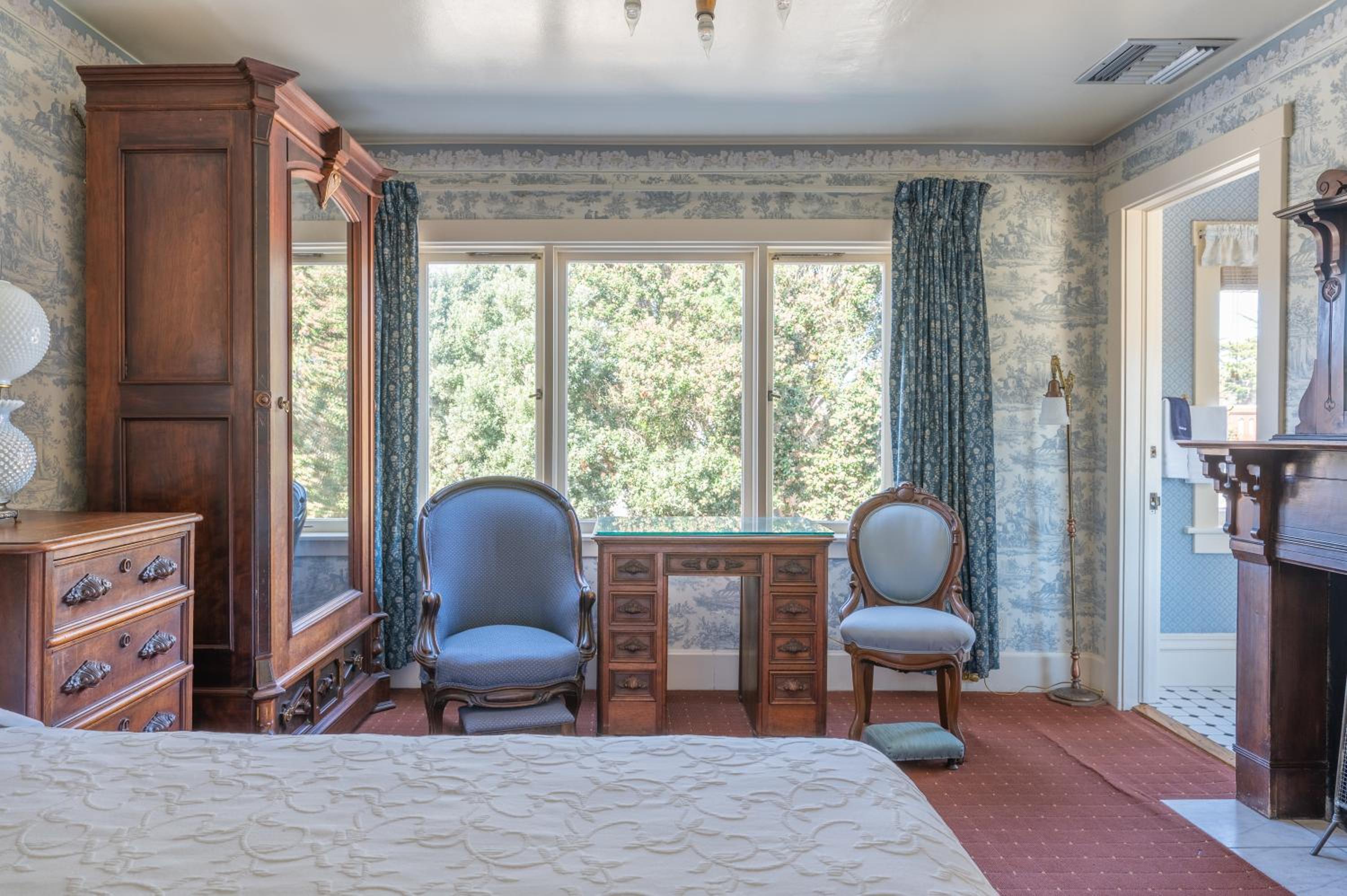 Queen Room with Fireplace and Inland View - Photo 1