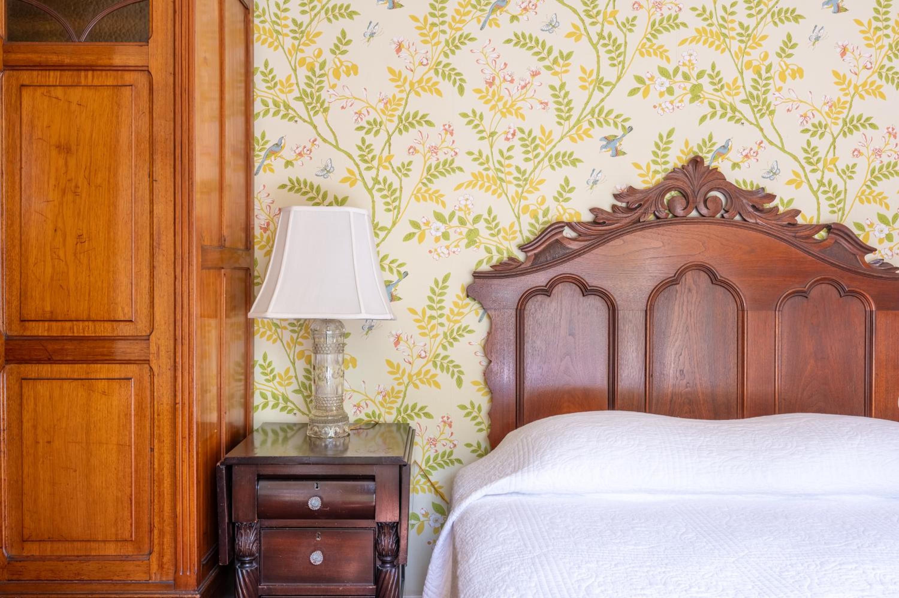 Queen Room with Fireplace and Garden View - Photo 4