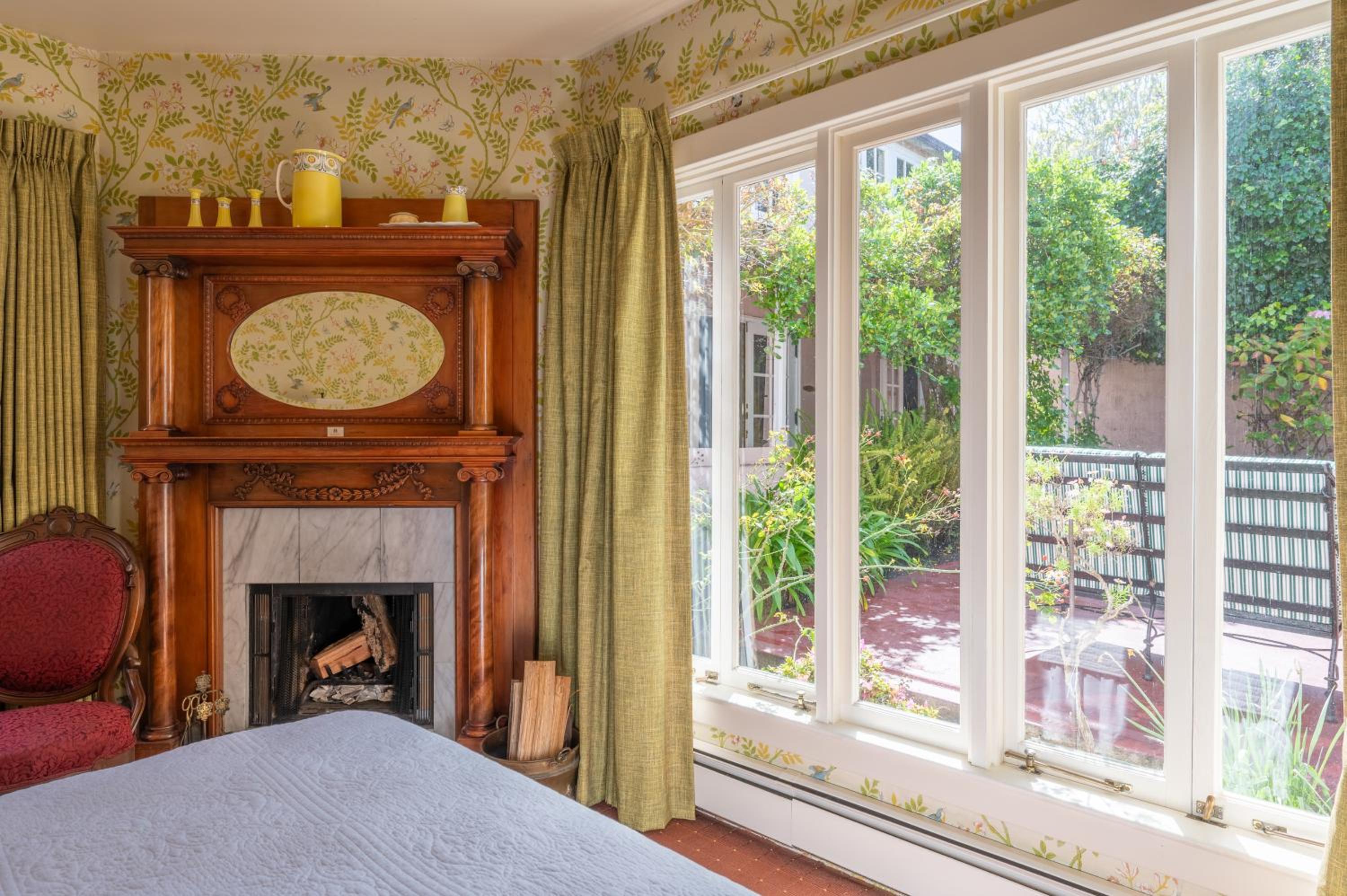 Queen Room with Fireplace and Garden View - Photo 3