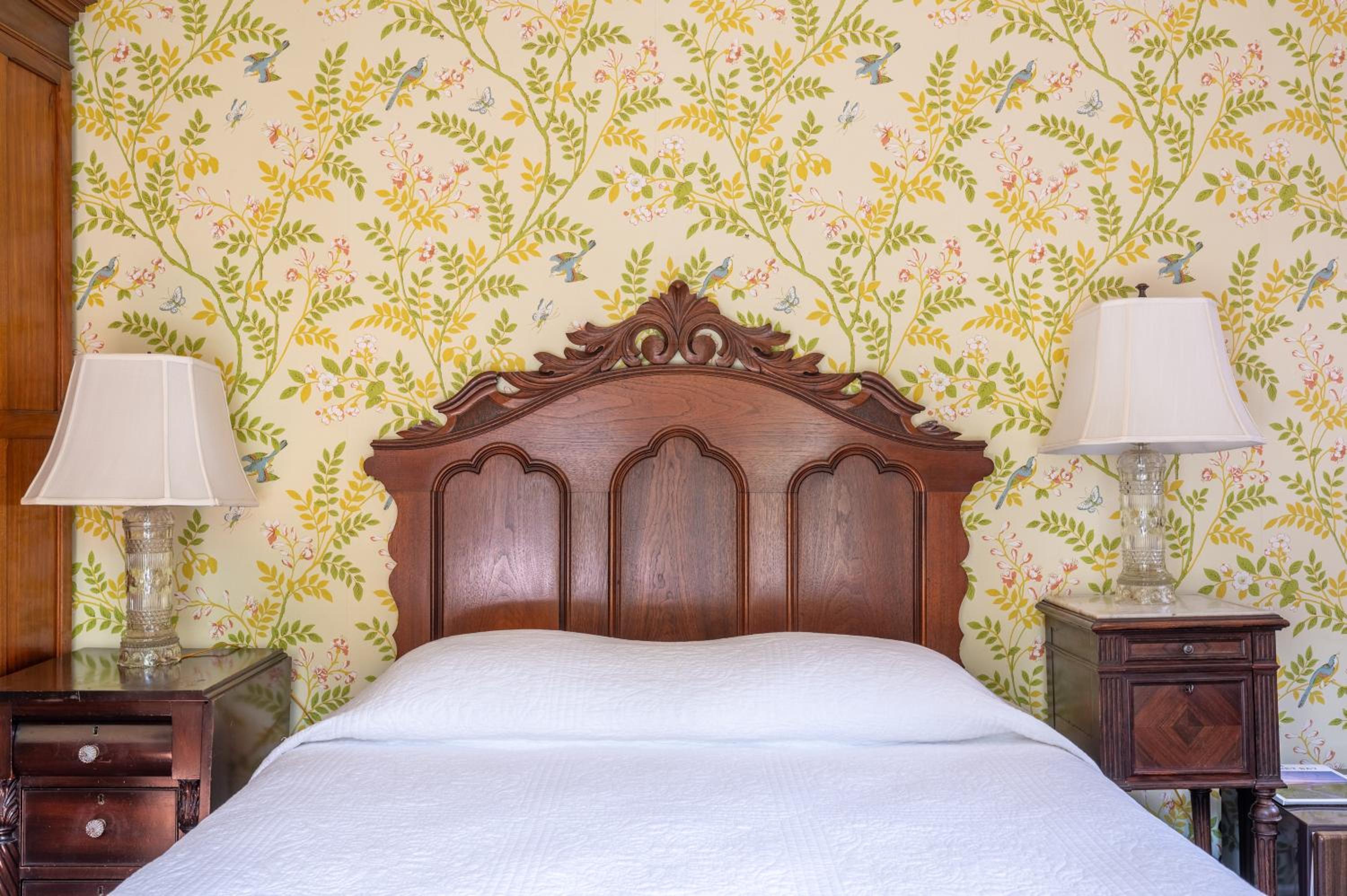 Queen Room with Fireplace and Garden View - Photo 2