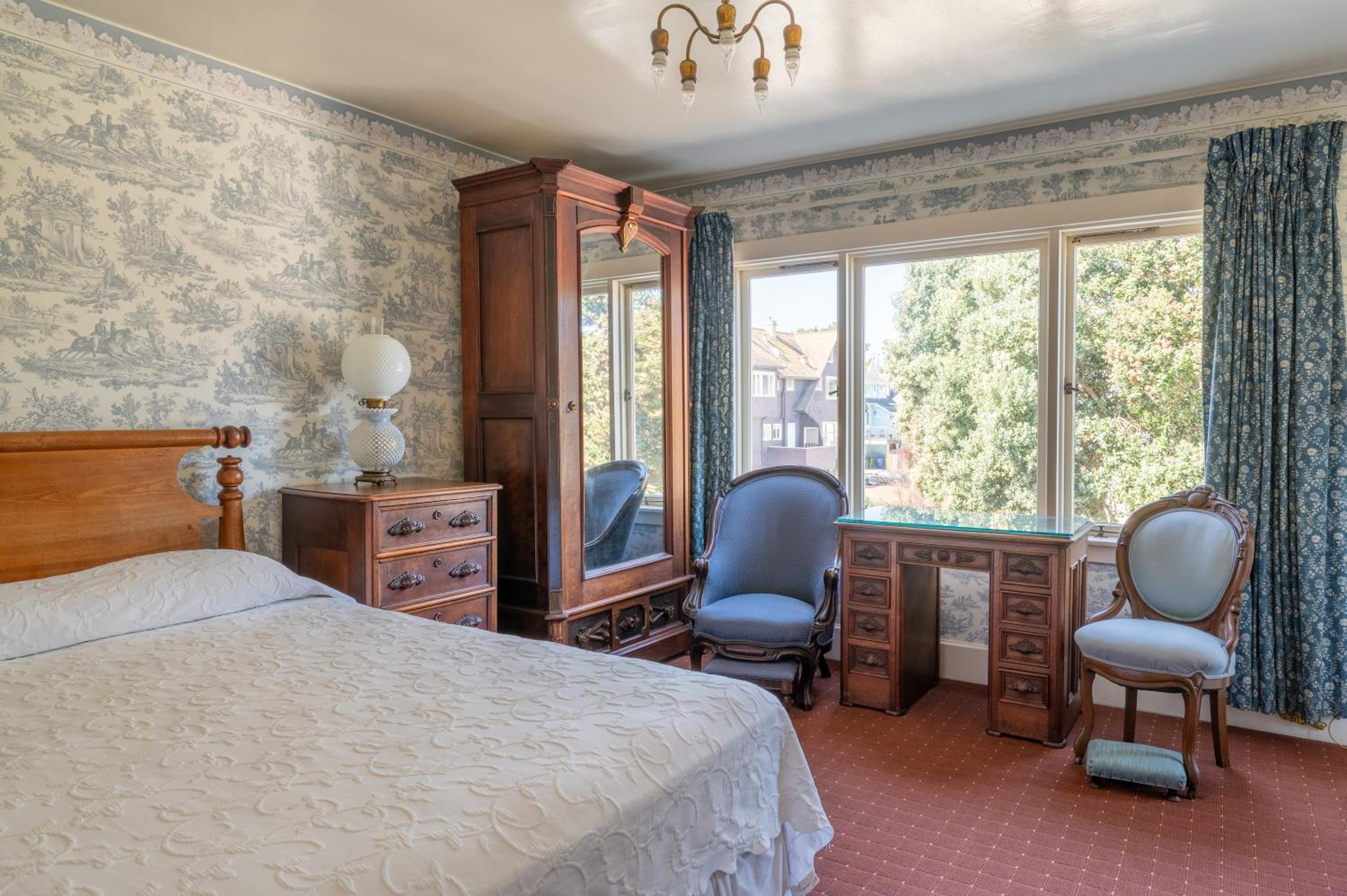 Queen Room with Fireplace and Inland View - Photo 3