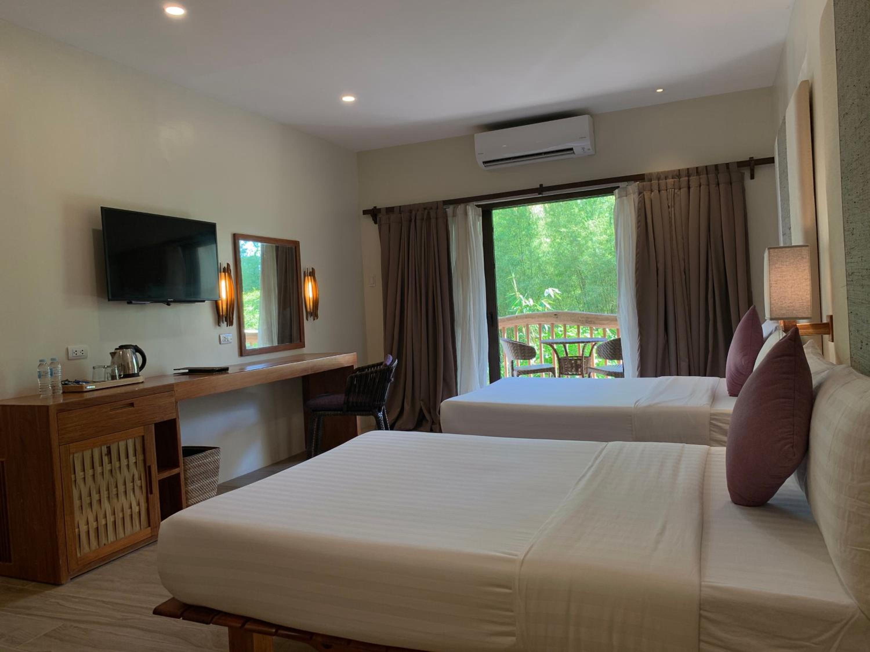 Deluxe Room - Photo 12