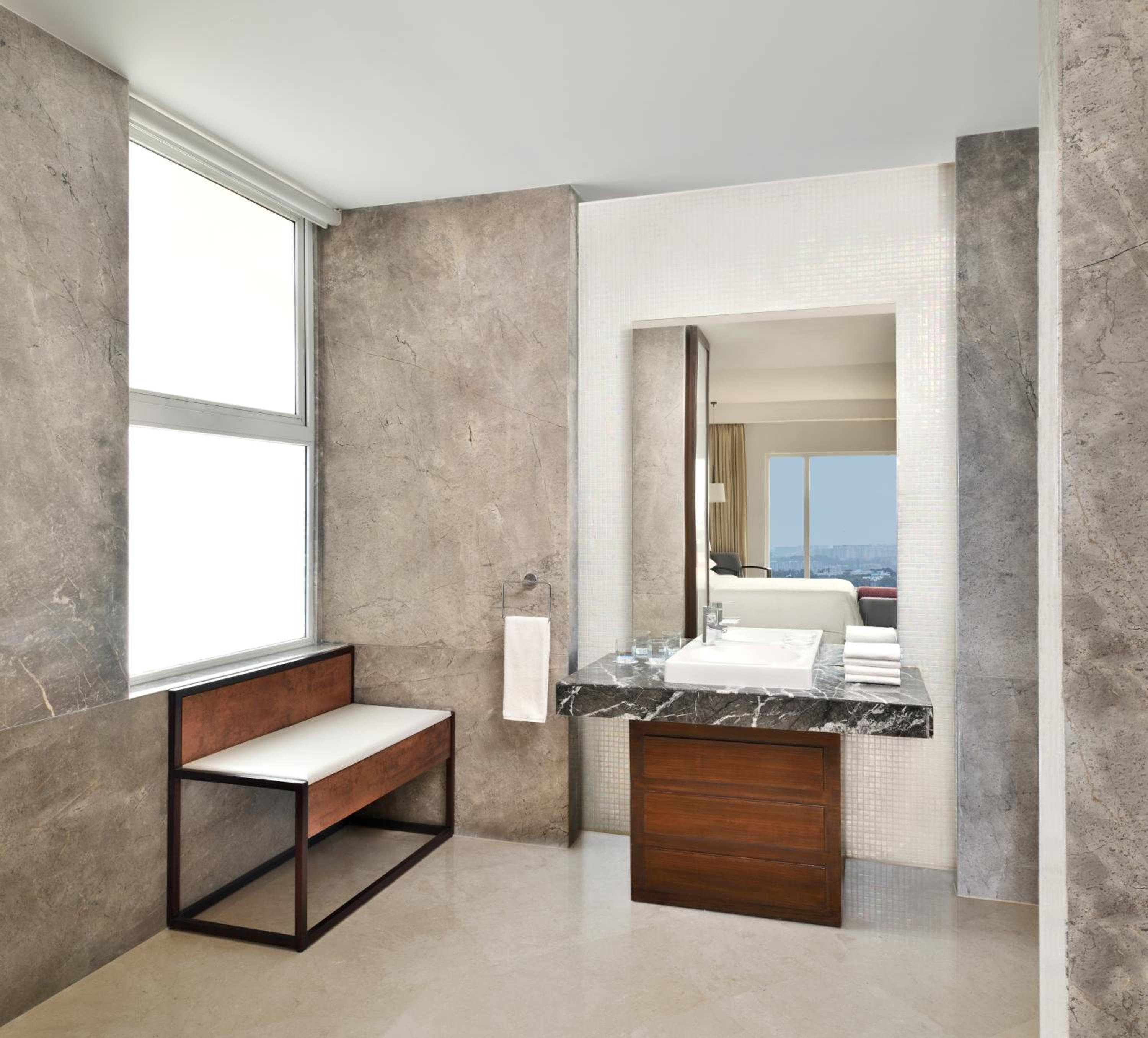 Executive Suite - Photo 3