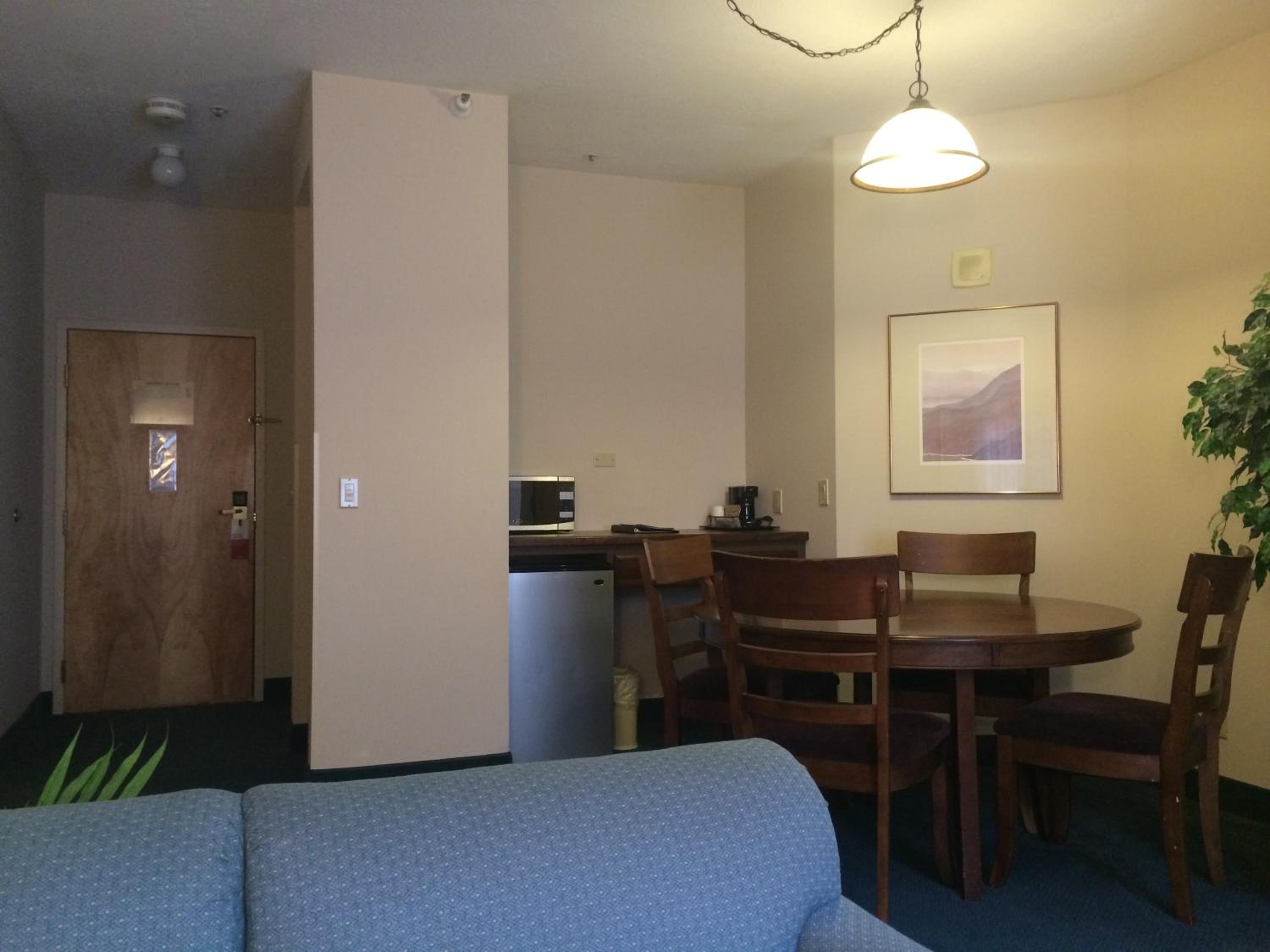 One-Bedroom Deluxe King Suite - Non-Smoking - Photo 5
