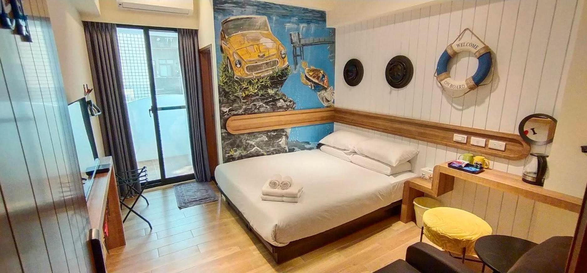 Double Room with Balcony (Exterior Window)
