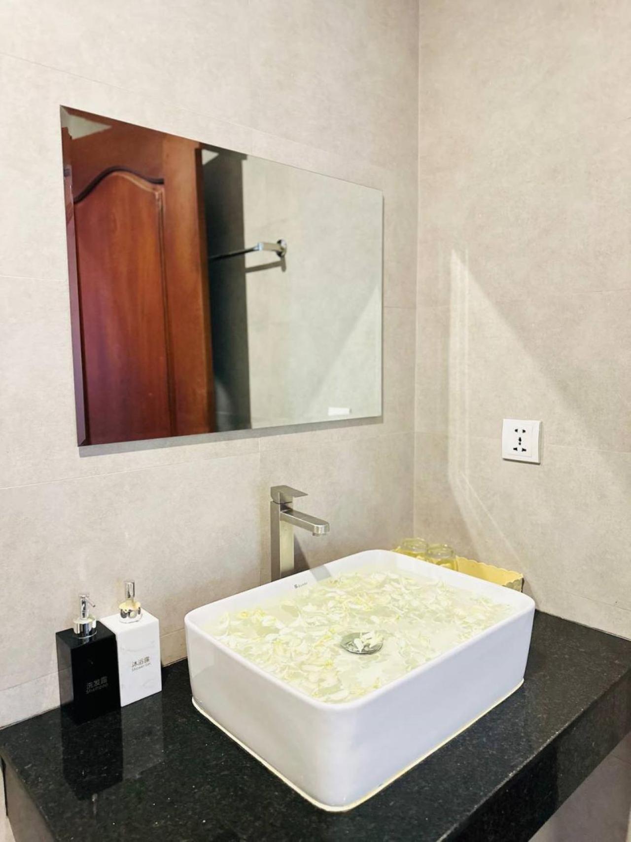 Twin Room - Photo 13