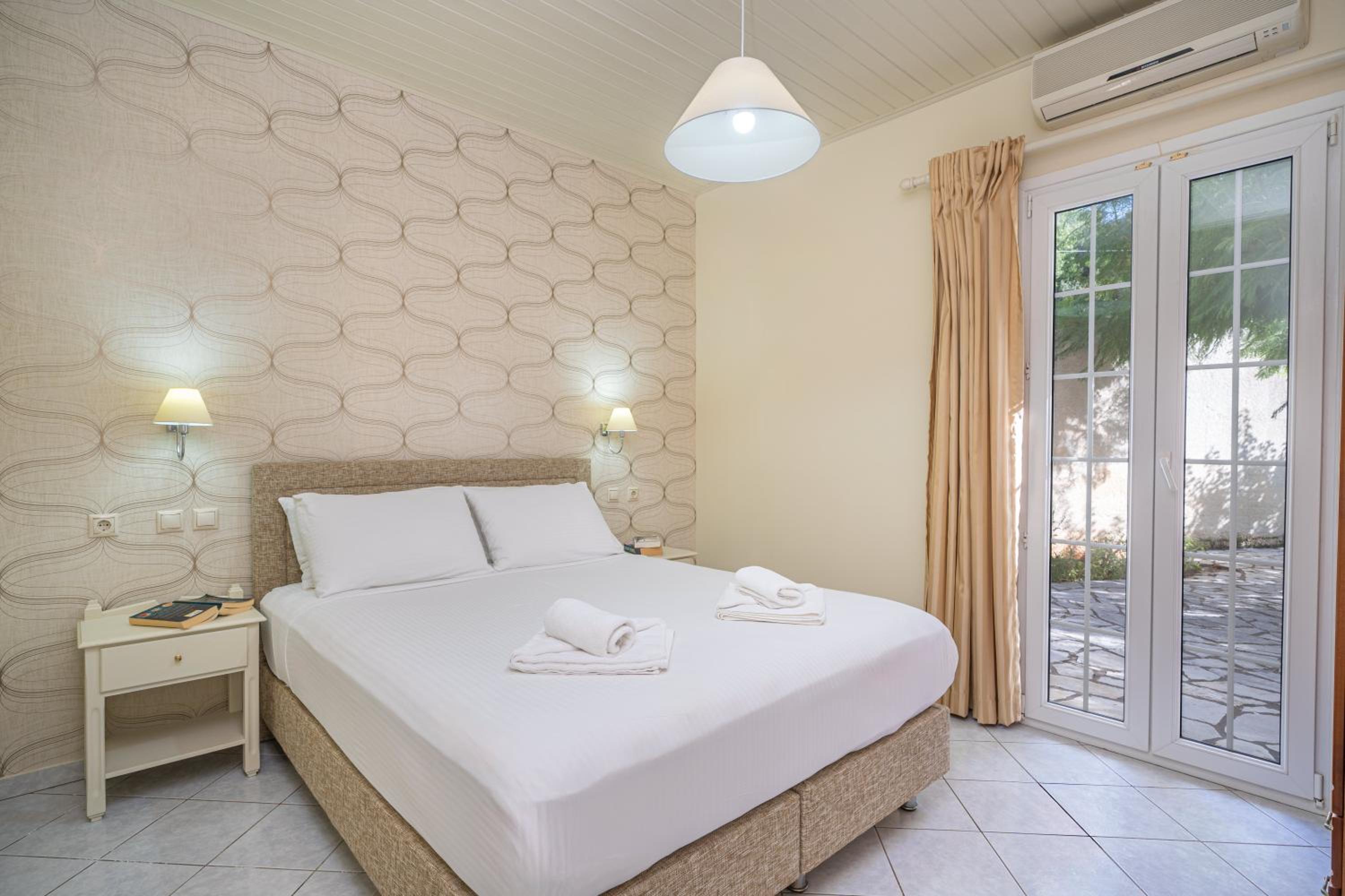 One-Bedroom Apartment with Sea View photo 1