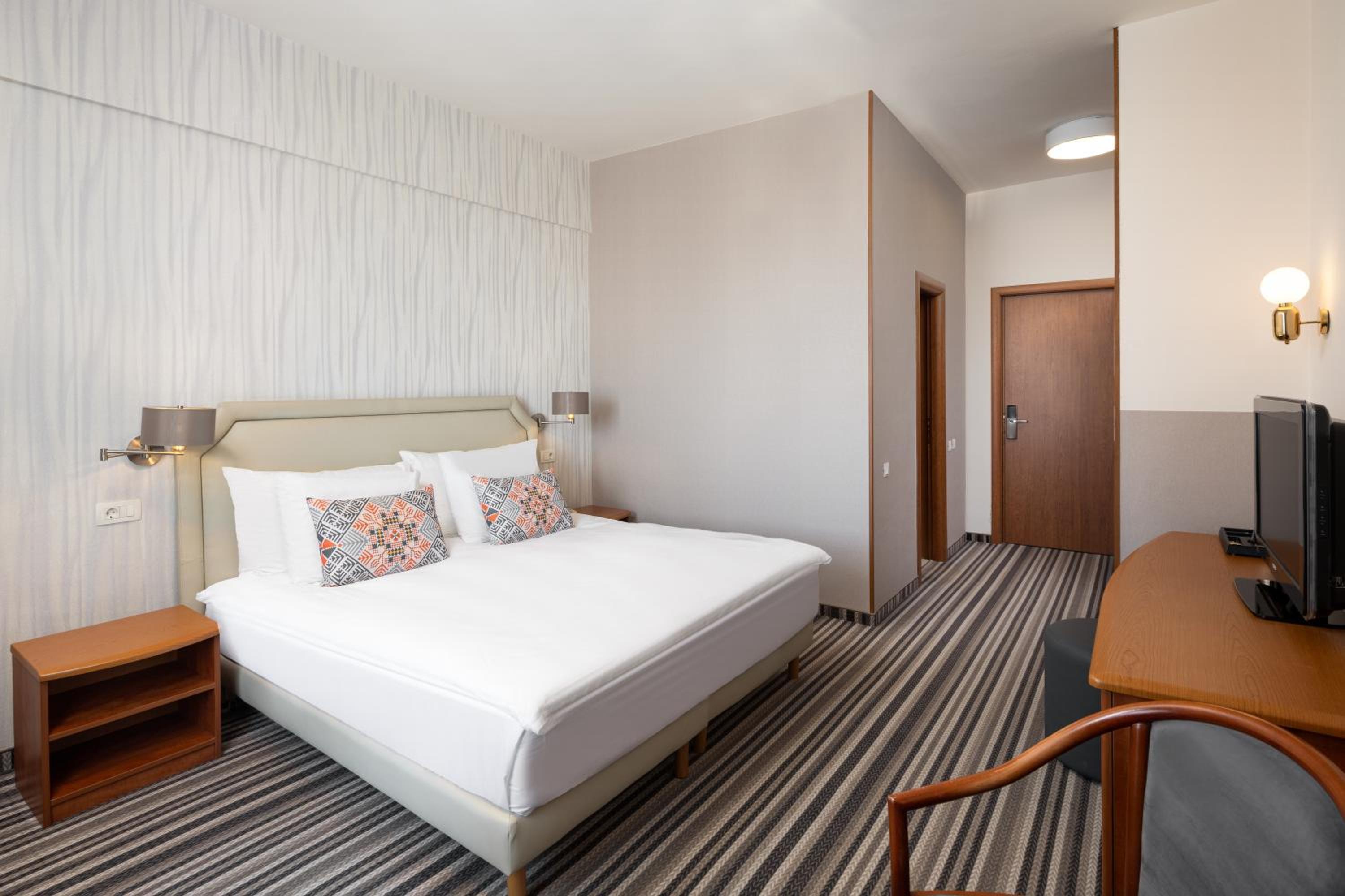 Standard Double Room - Photo 8