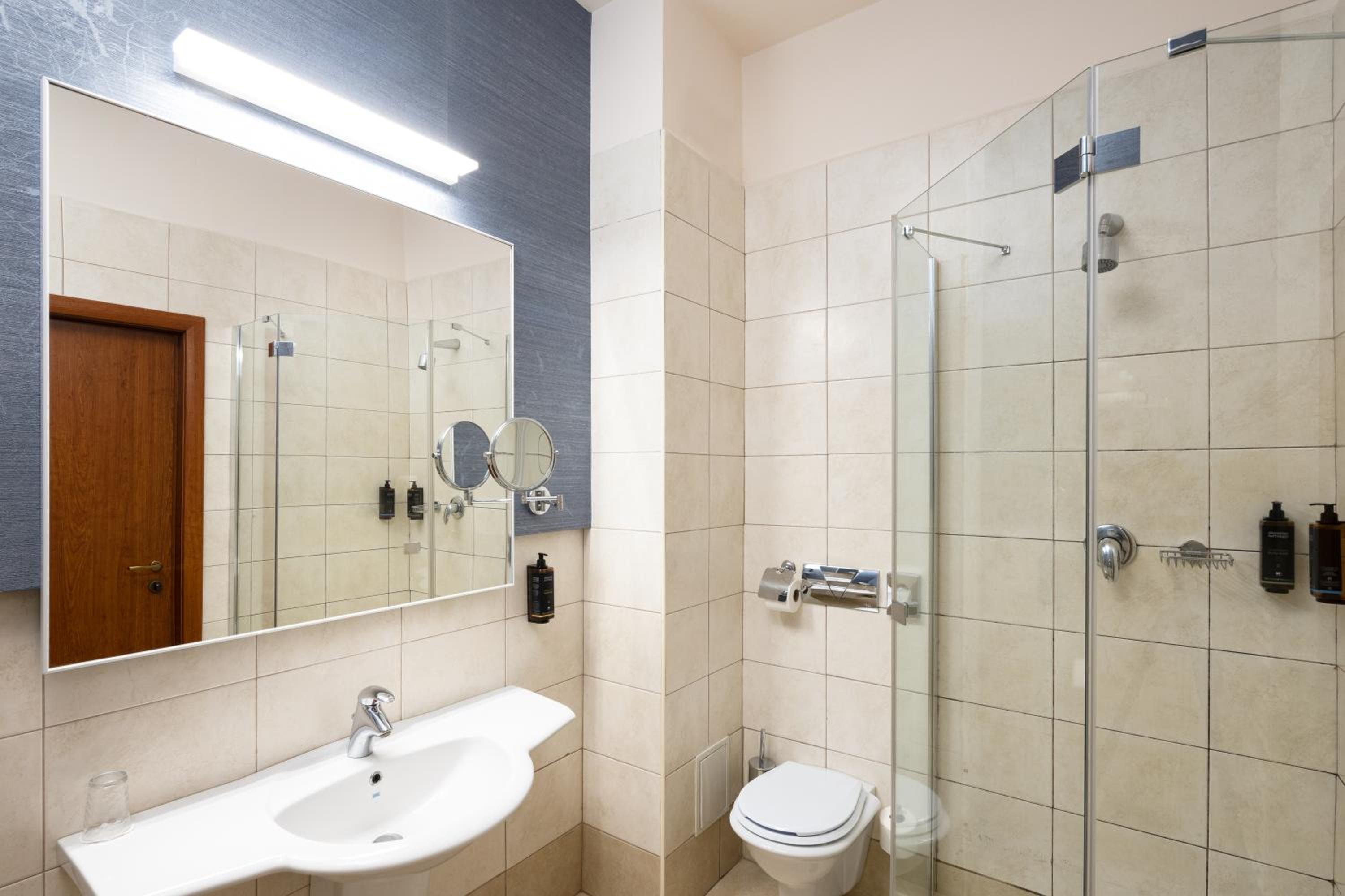 Standard Double Room - Photo 11