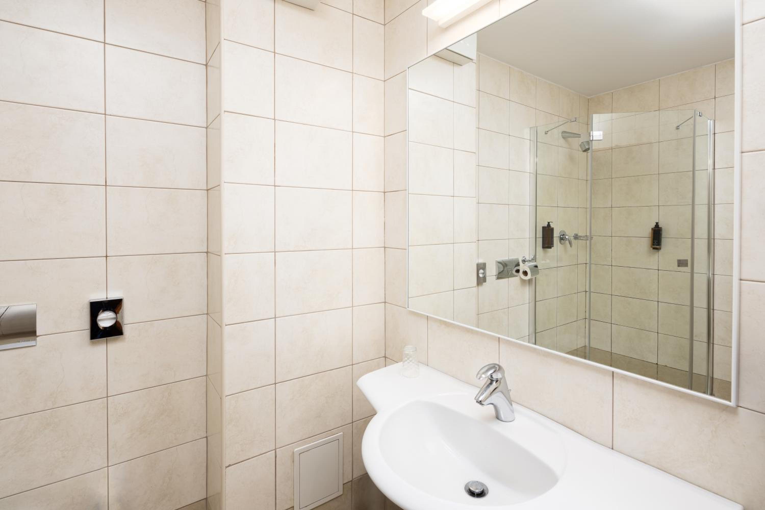Standard Twin Room - Photo 7