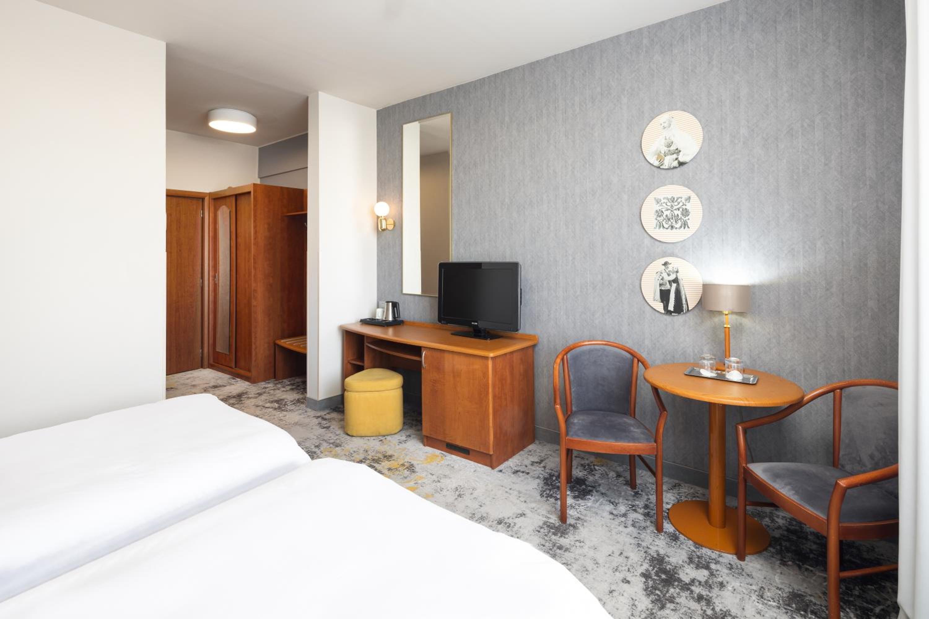 Standard Twin Room - Photo 6