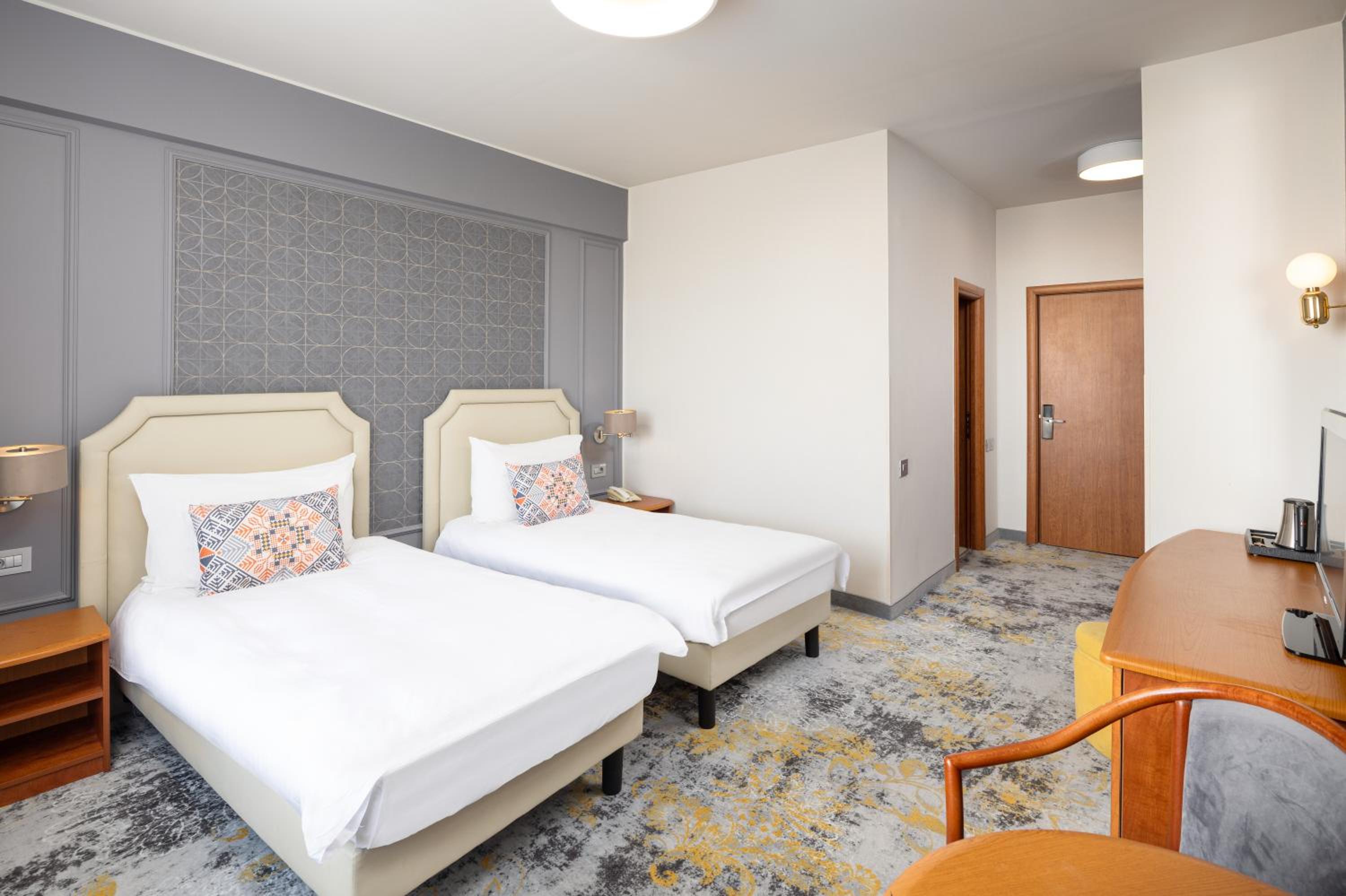 Standard Twin Room - Photo 4