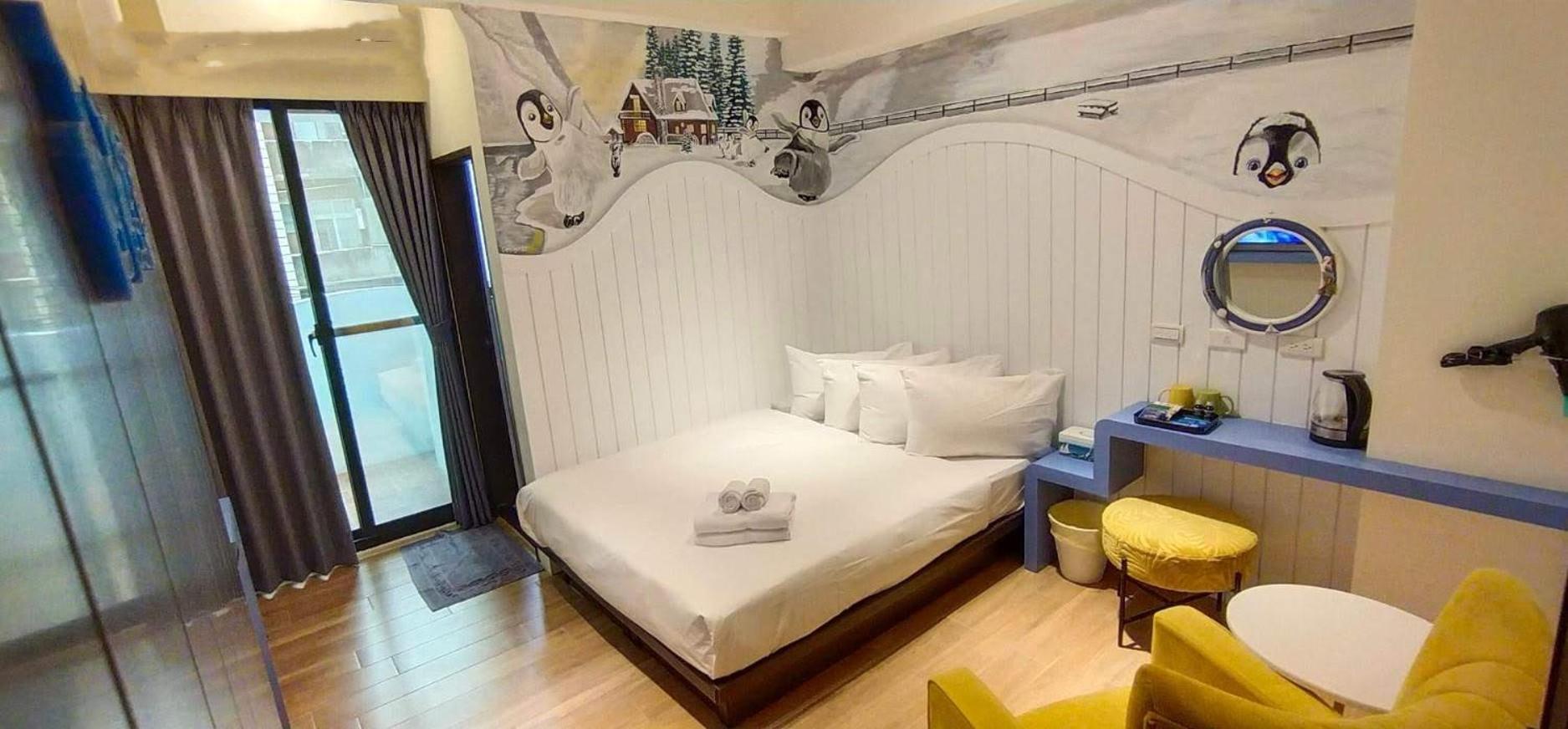 Double Room with Balcony (Exterior Window)