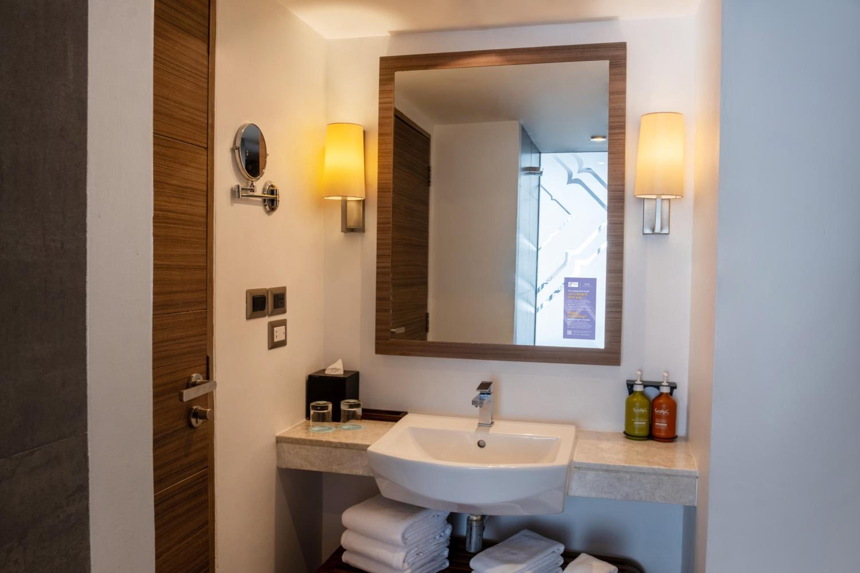 Premium King Room - Photo 4