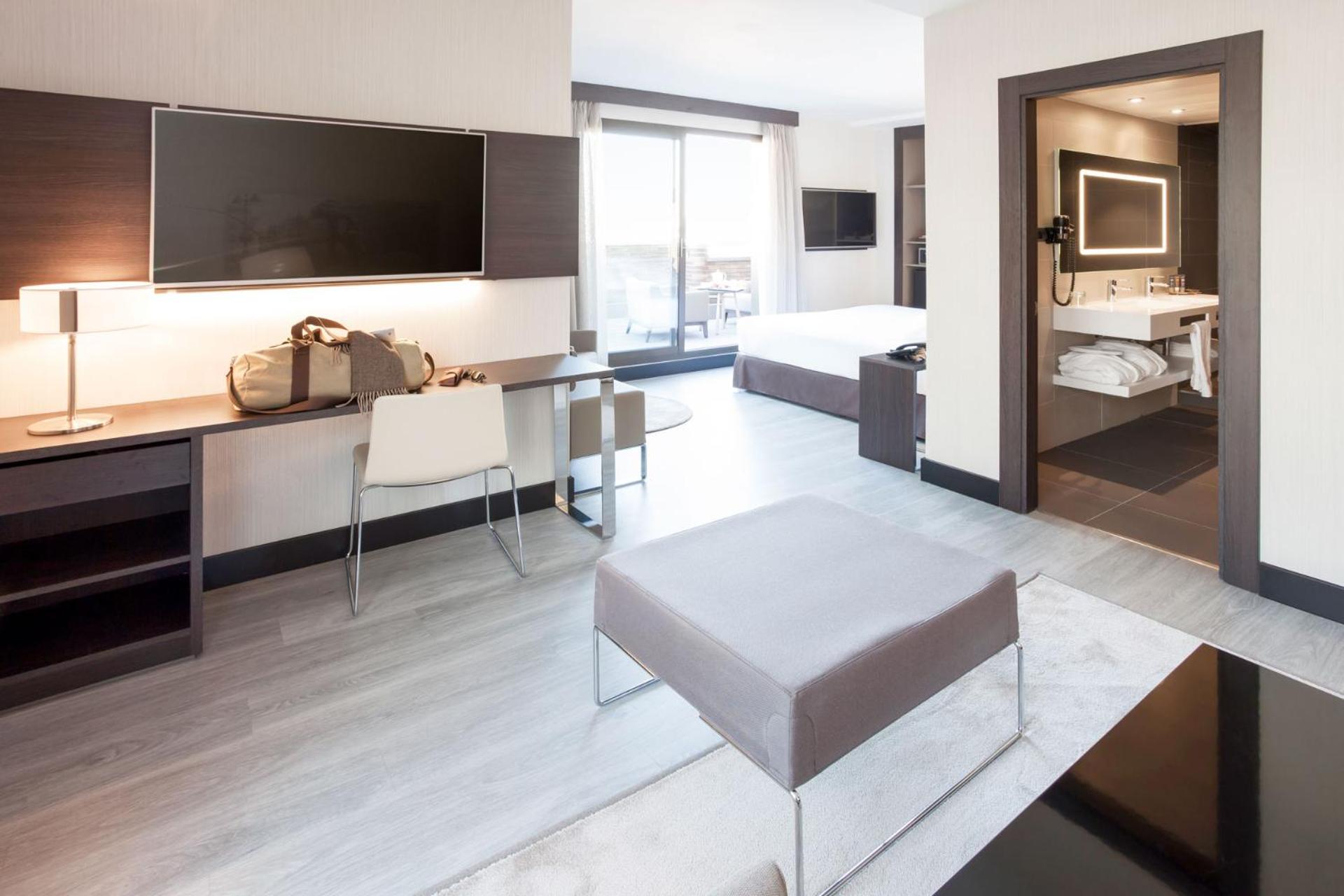 Superior King Suite thumbnail 6