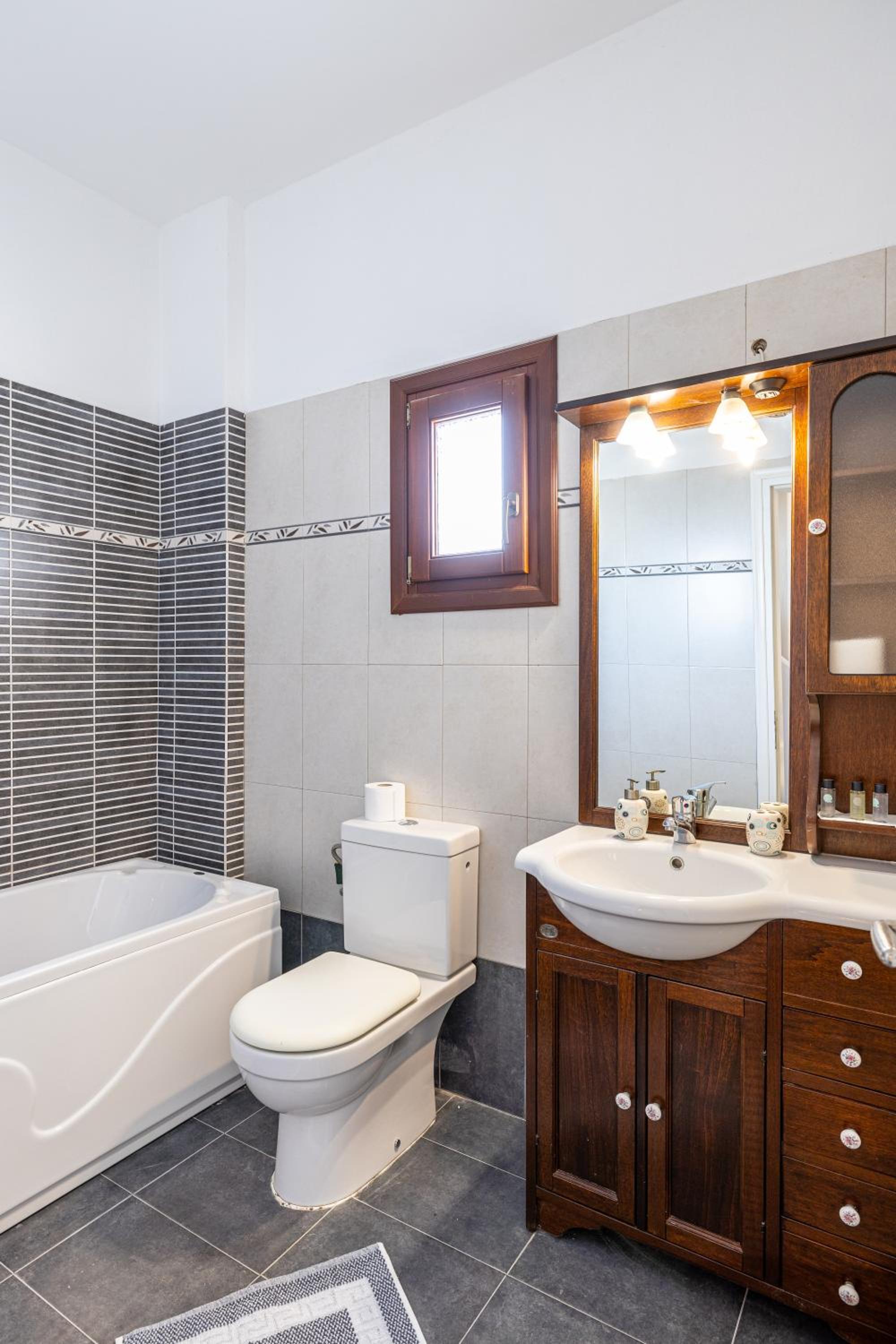 Apartment with Private Jetted Tub With Ambient Water photo 2