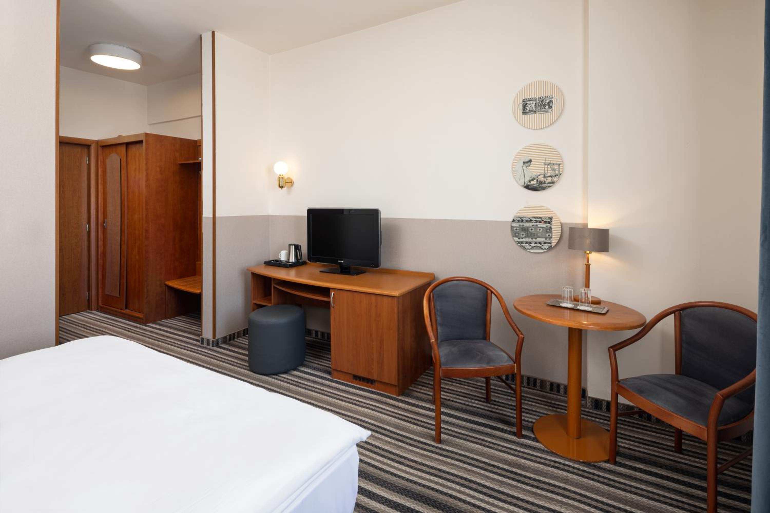 Standard Double Room - Photo 9
