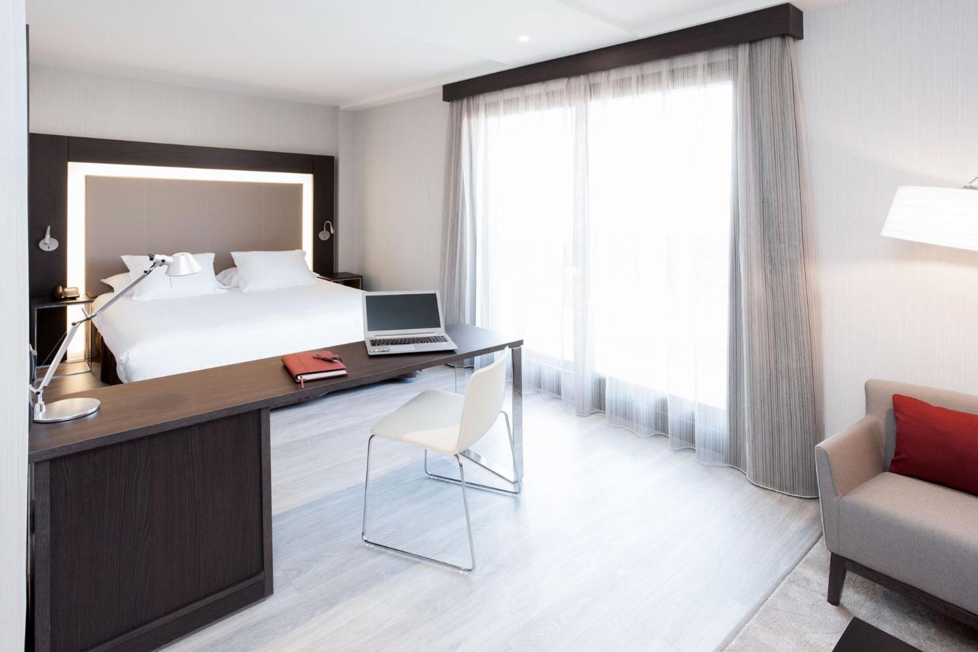 Executive Queen Room with Lounge Area