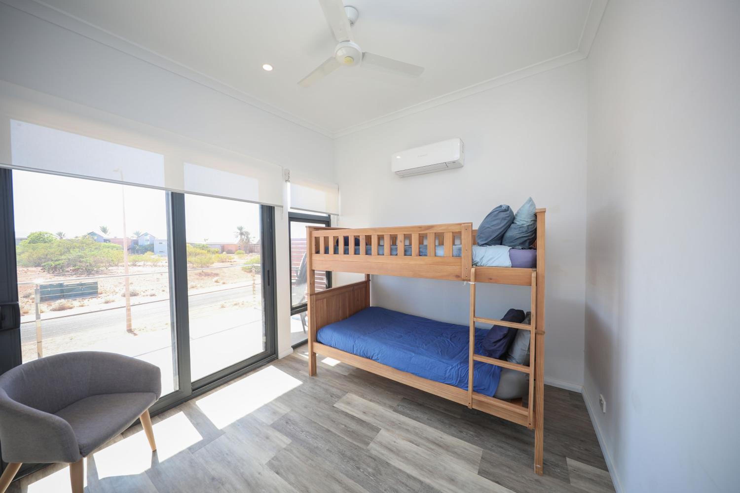 Five-Bedroom House photo 1