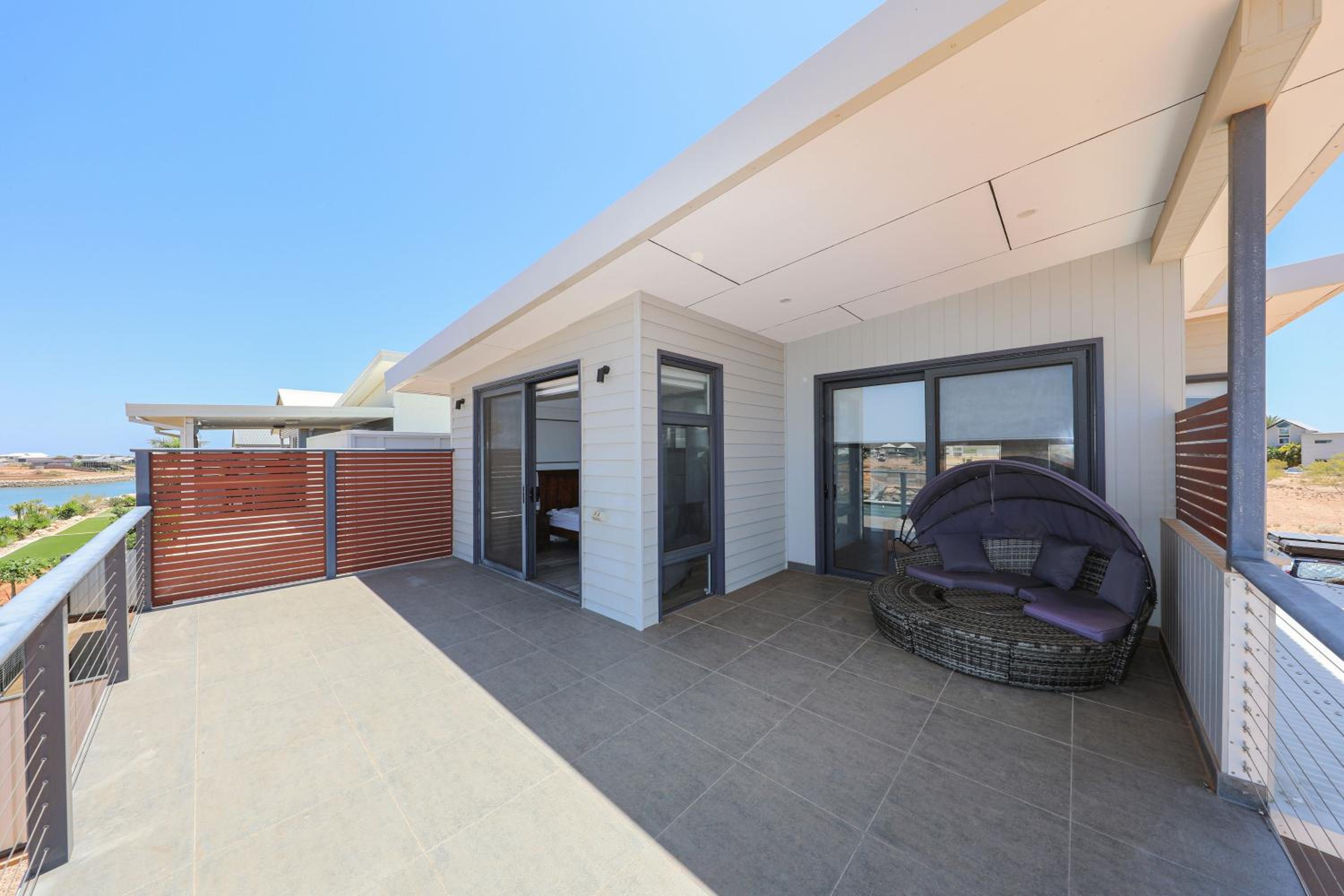 Five-Bedroom House photo 2