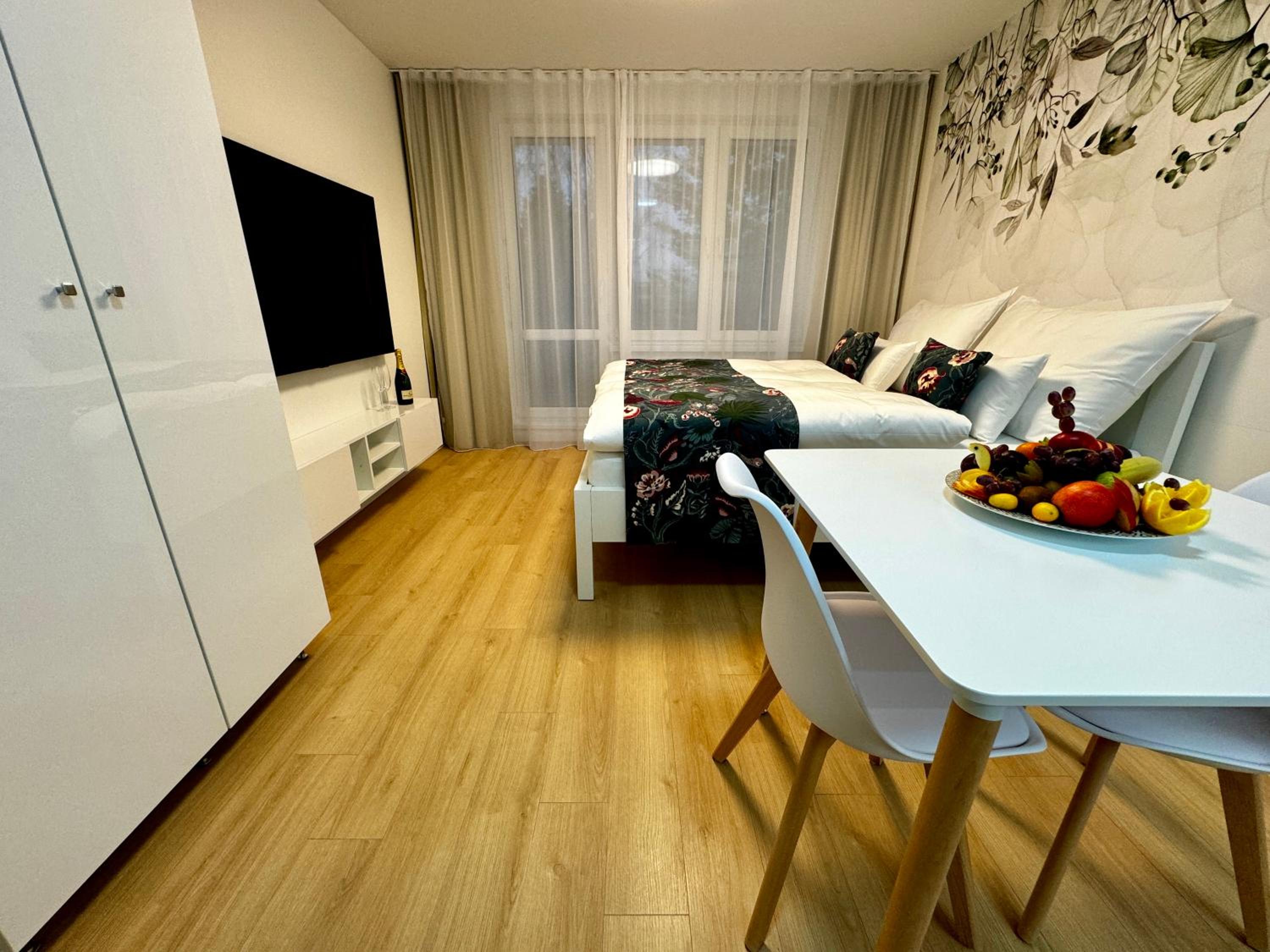 Apartment with Balcony photo 3