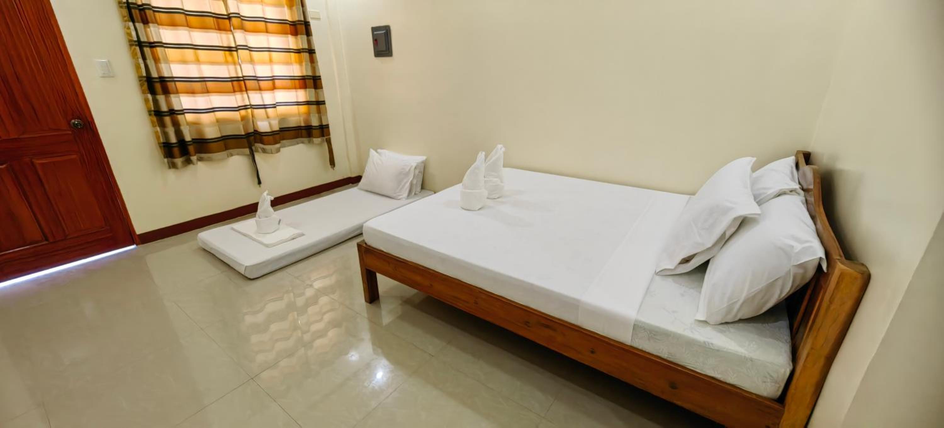 Standard Queen Room - Photo 7