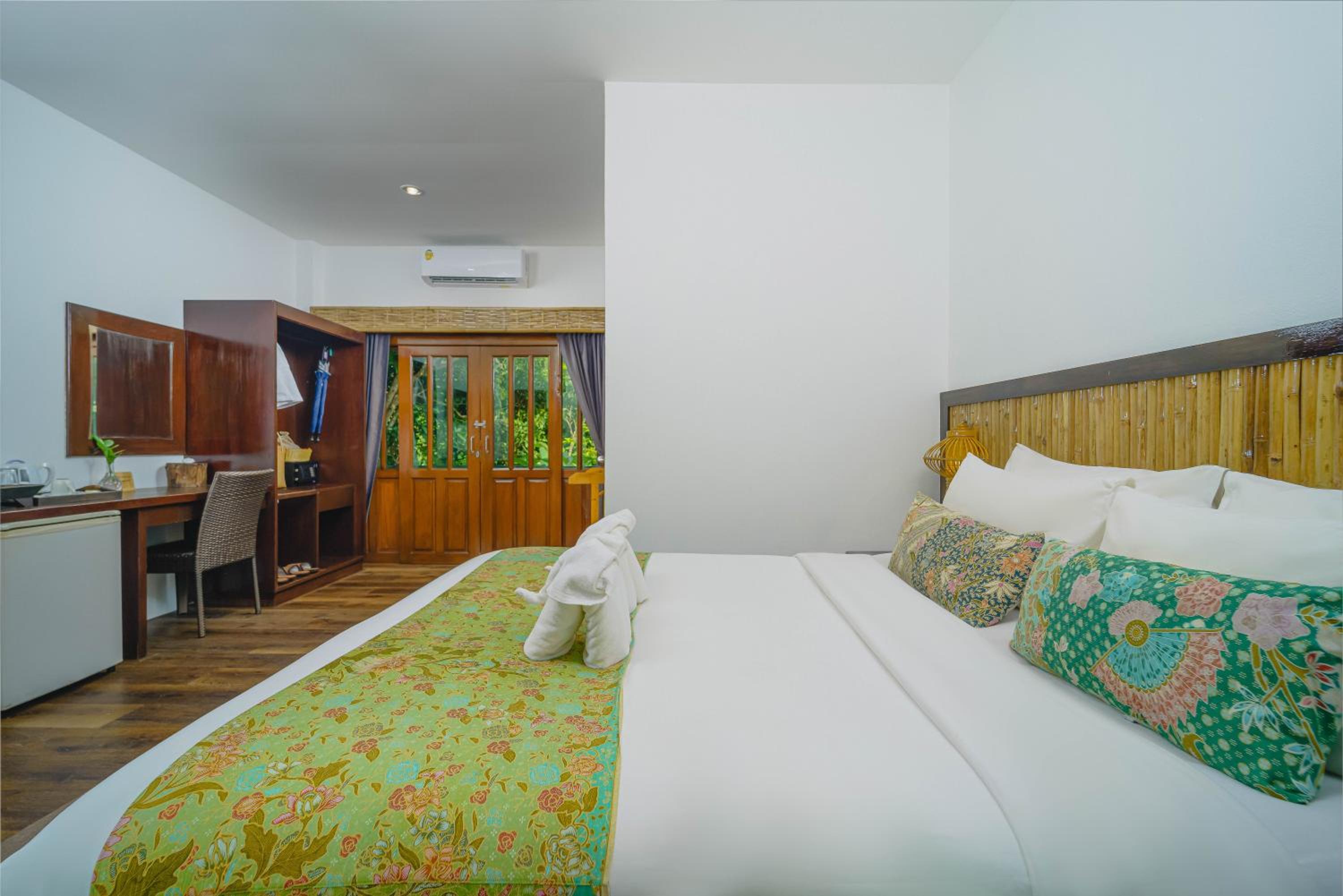 Deluxe Double with Balcony- Free Beach Shuttle photo 3