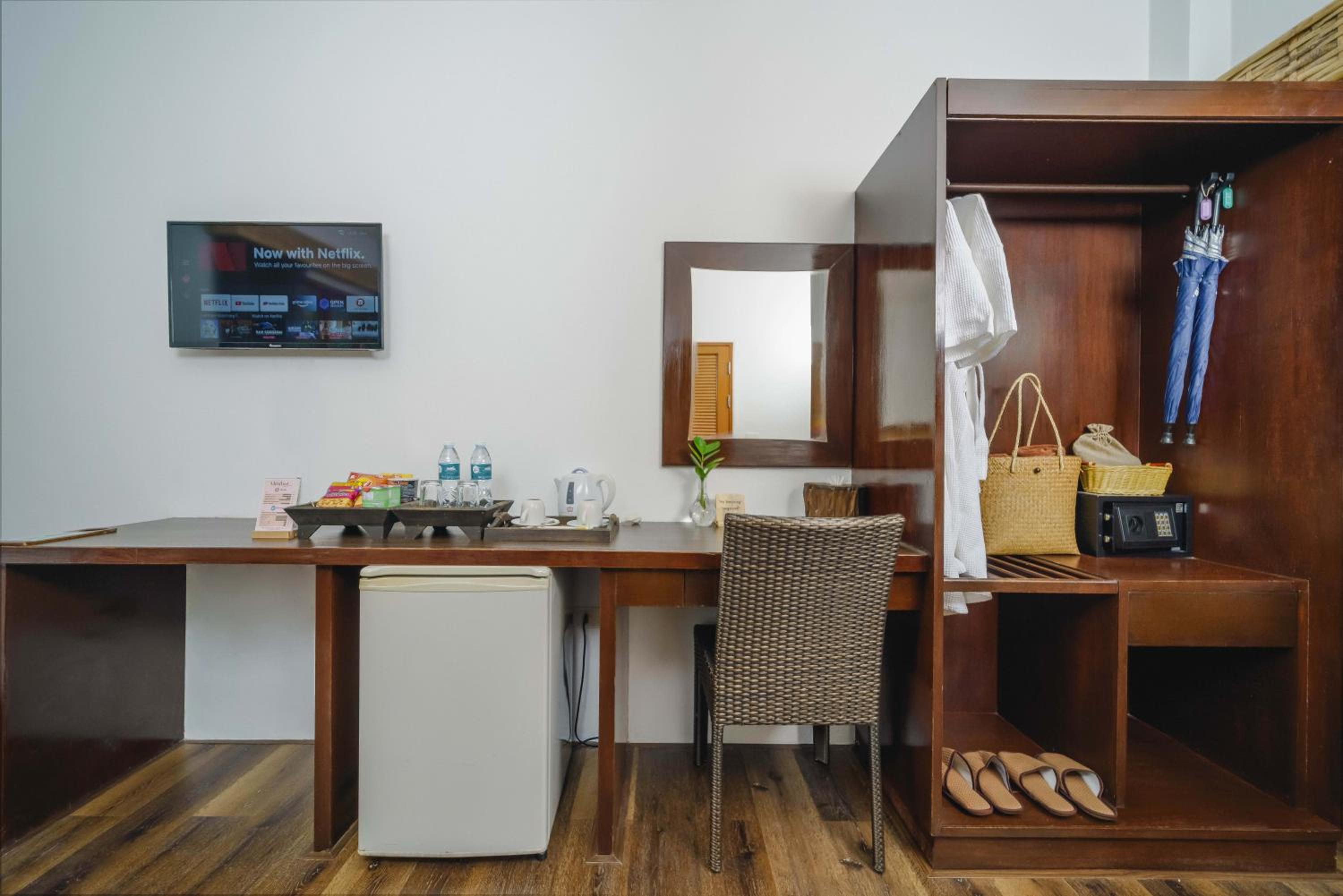 Deluxe Double with Balcony- Free Beach Shuttle photo 2