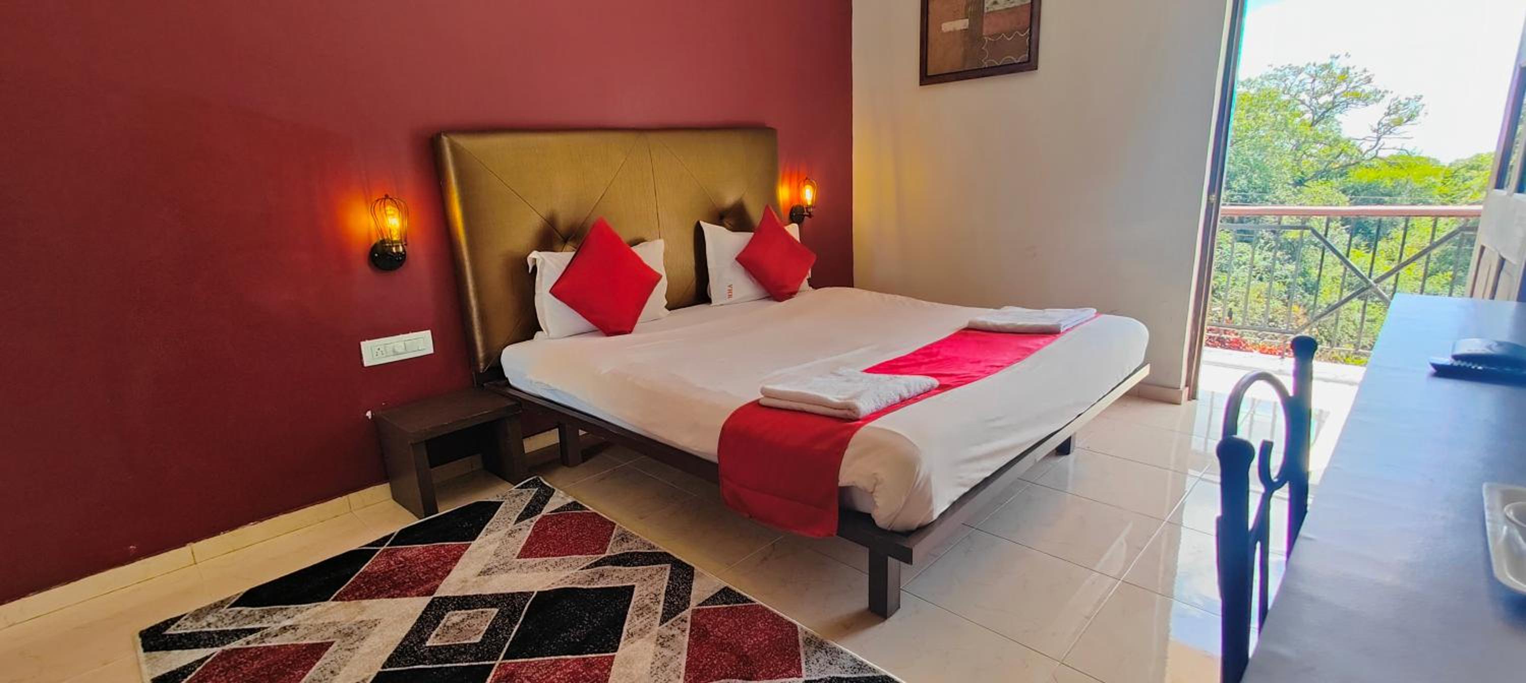 Deluxe Double Room with Balcony - Photo 10