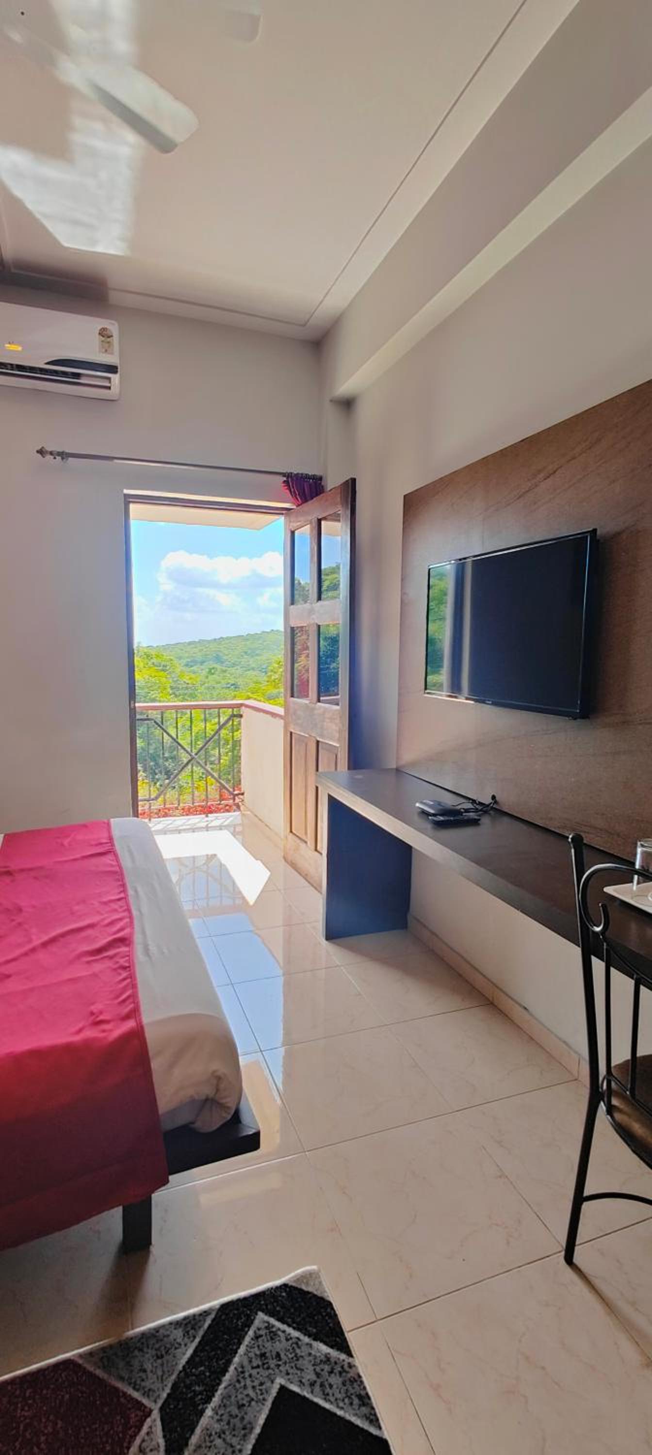 Deluxe Double Room with Balcony - Photo 3