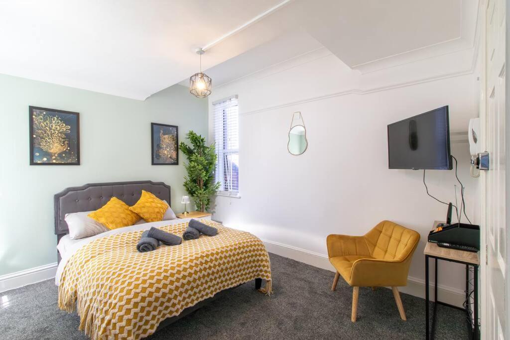 One-Bedroom Apartment photo 1