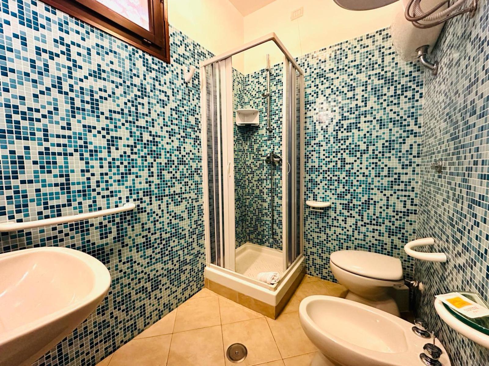 Double or Twin Room with Sea View - Photo 6