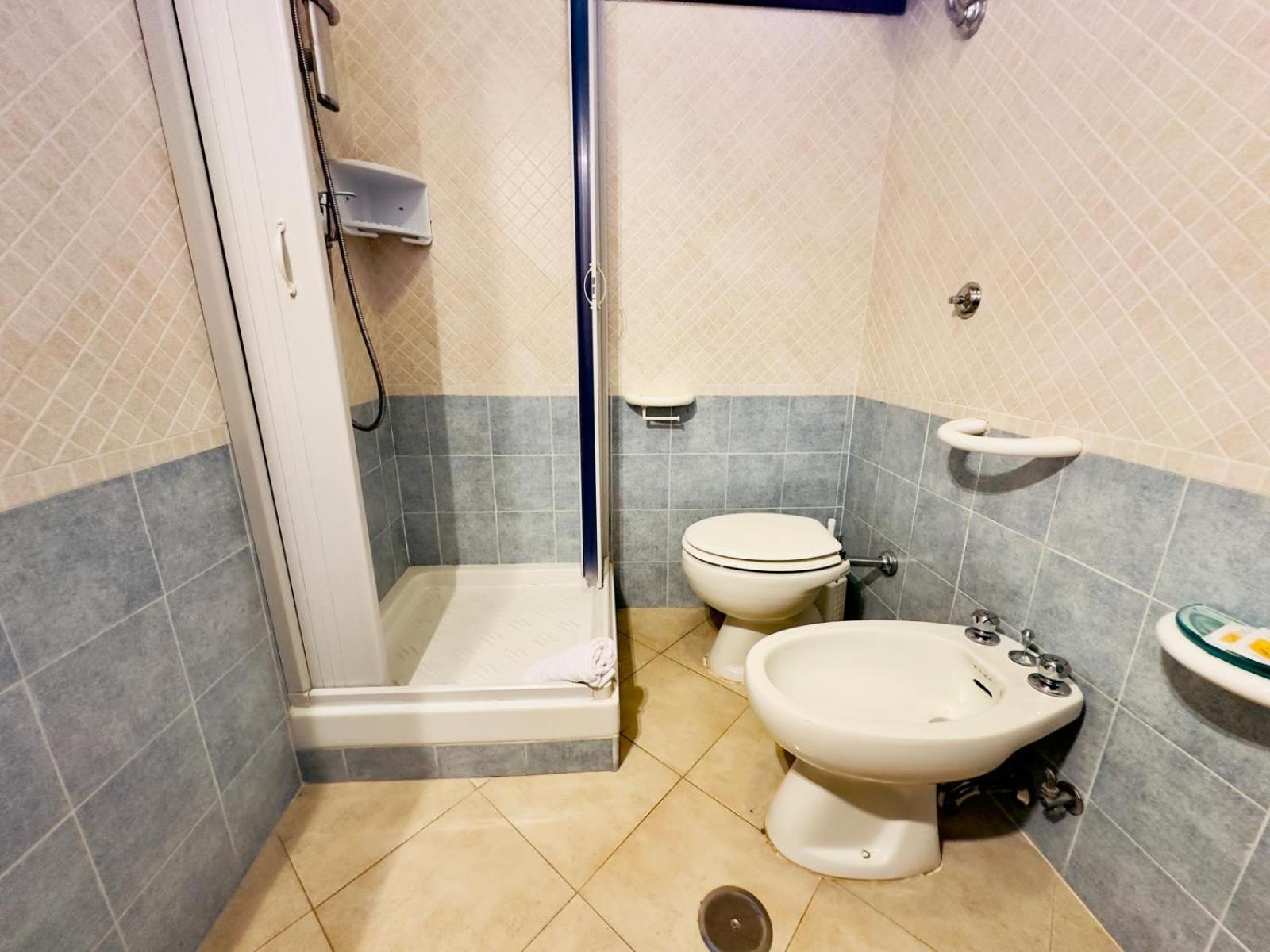 Double or Twin Room with Sea View - Photo 4