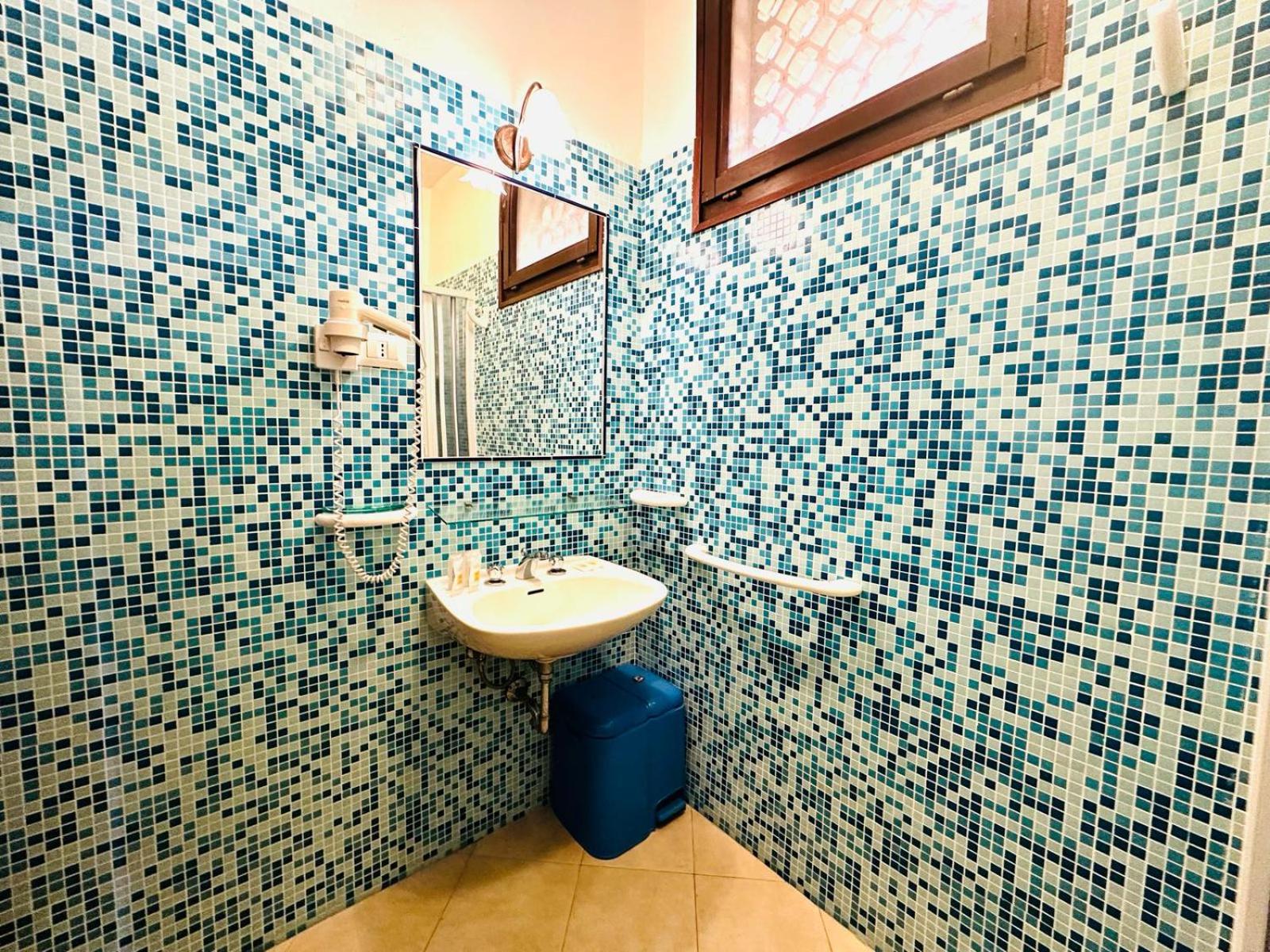 Double or Twin Room with Sea View - Photo 7