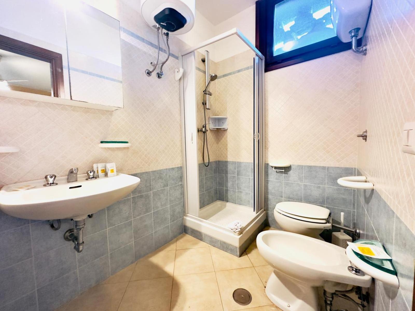 Double or Twin Room with Sea View - Photo 5