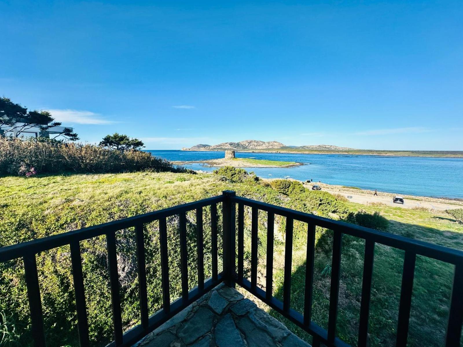 One-Bedroom Apartment with Sea View - Photo 3