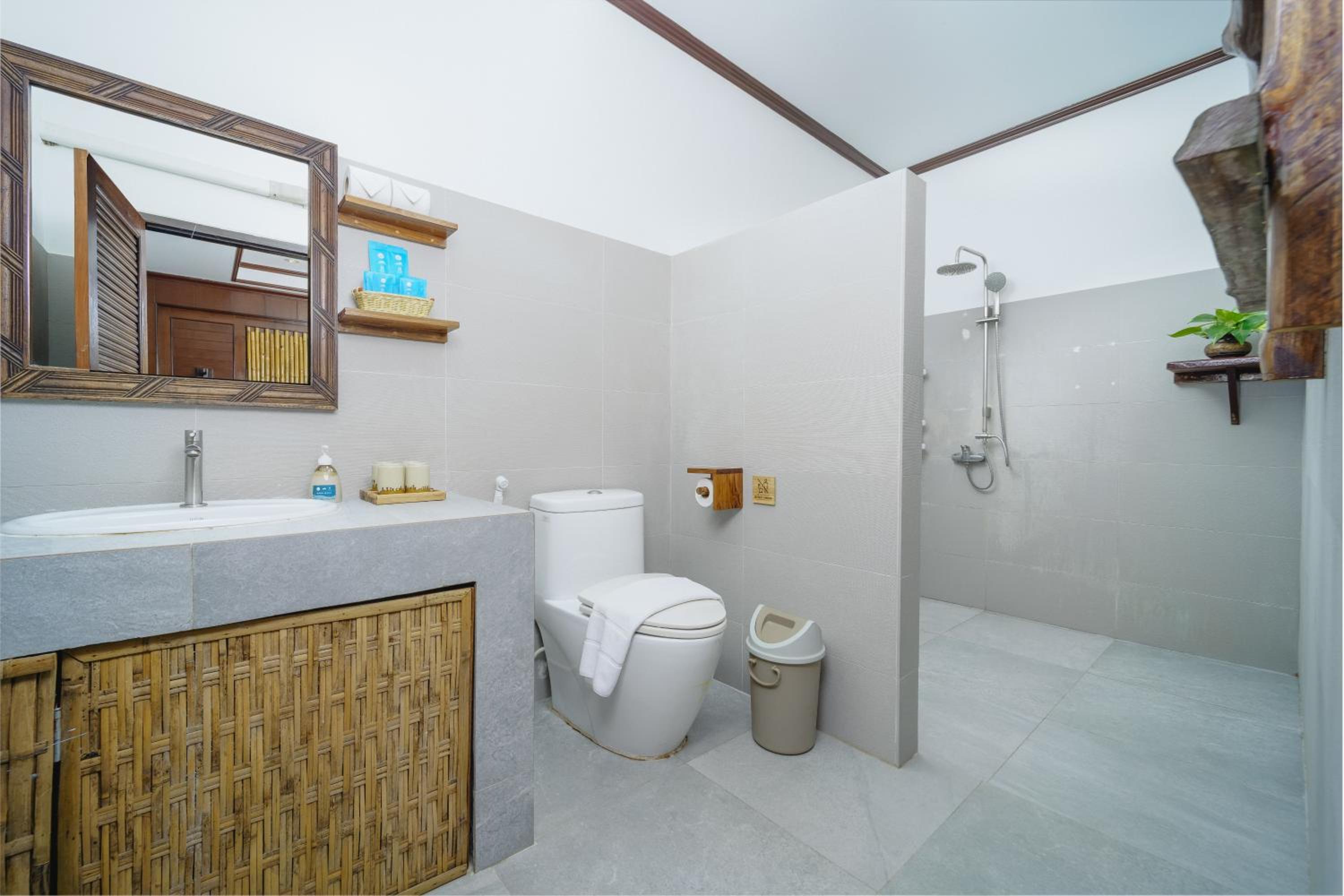 Family Room- Free Beach Shuttle photo 3