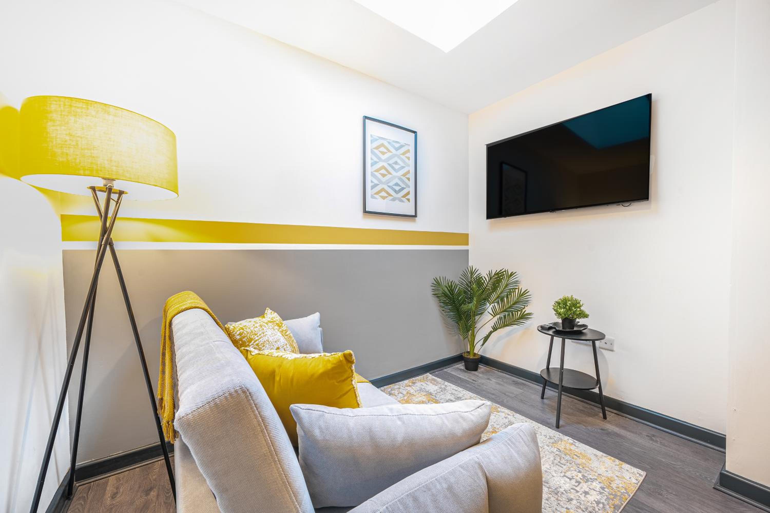 Five-Bedroom House photo 1