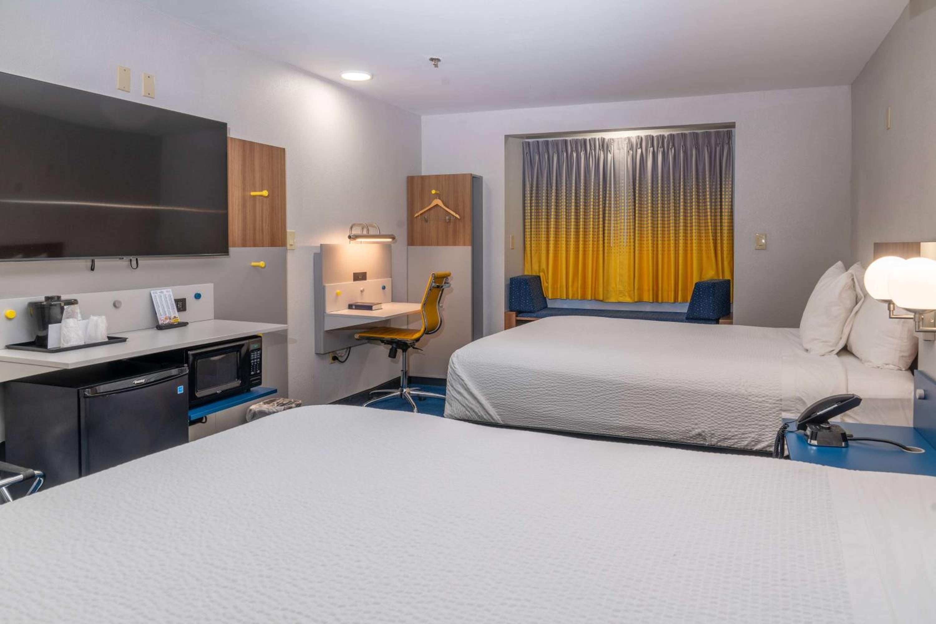 Queen Studio Suite with Two Queen Beds - No Pets/Non-Smoking - Photo 3
