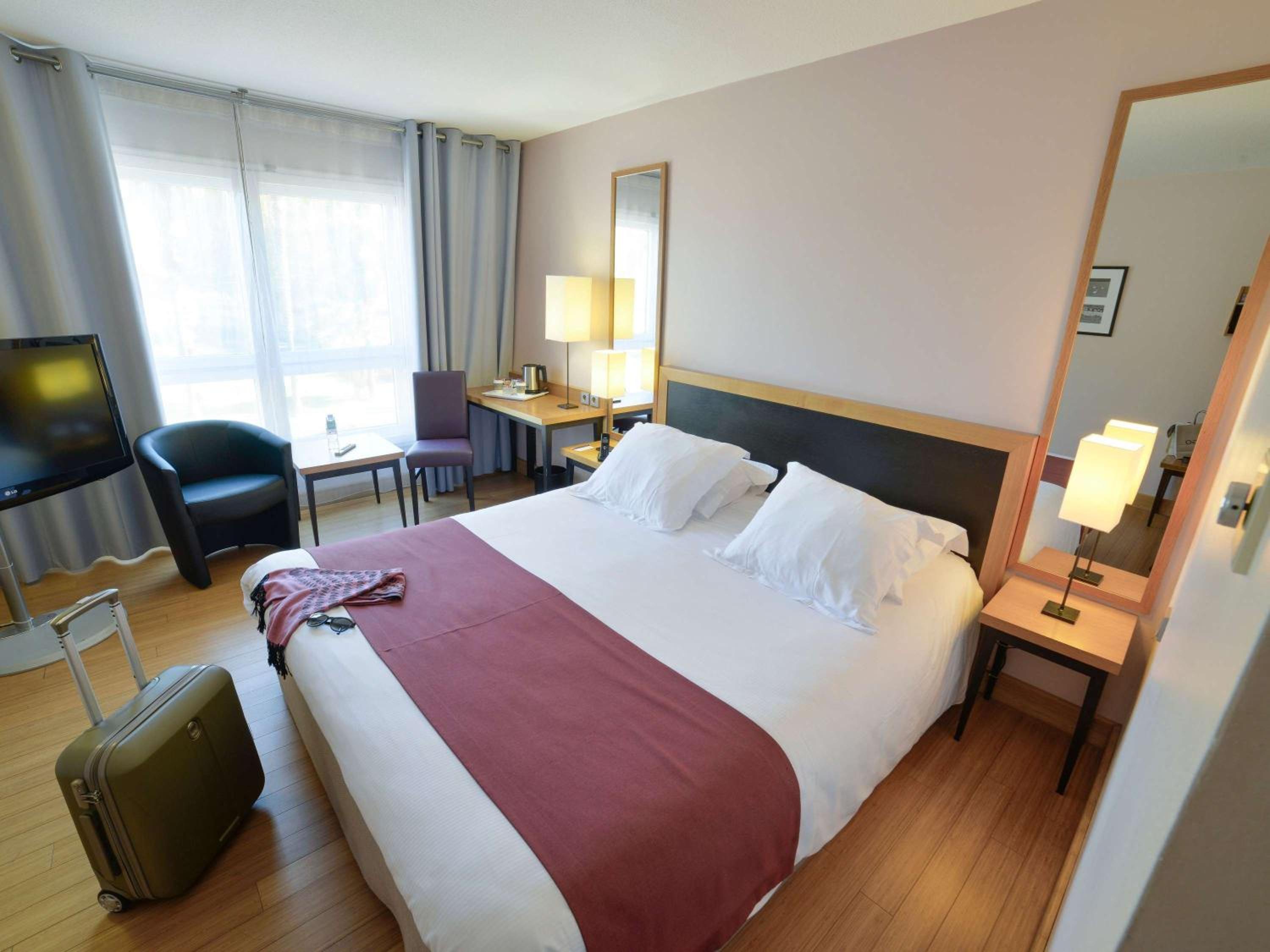 Standard Room with Large Bed - Photo 7