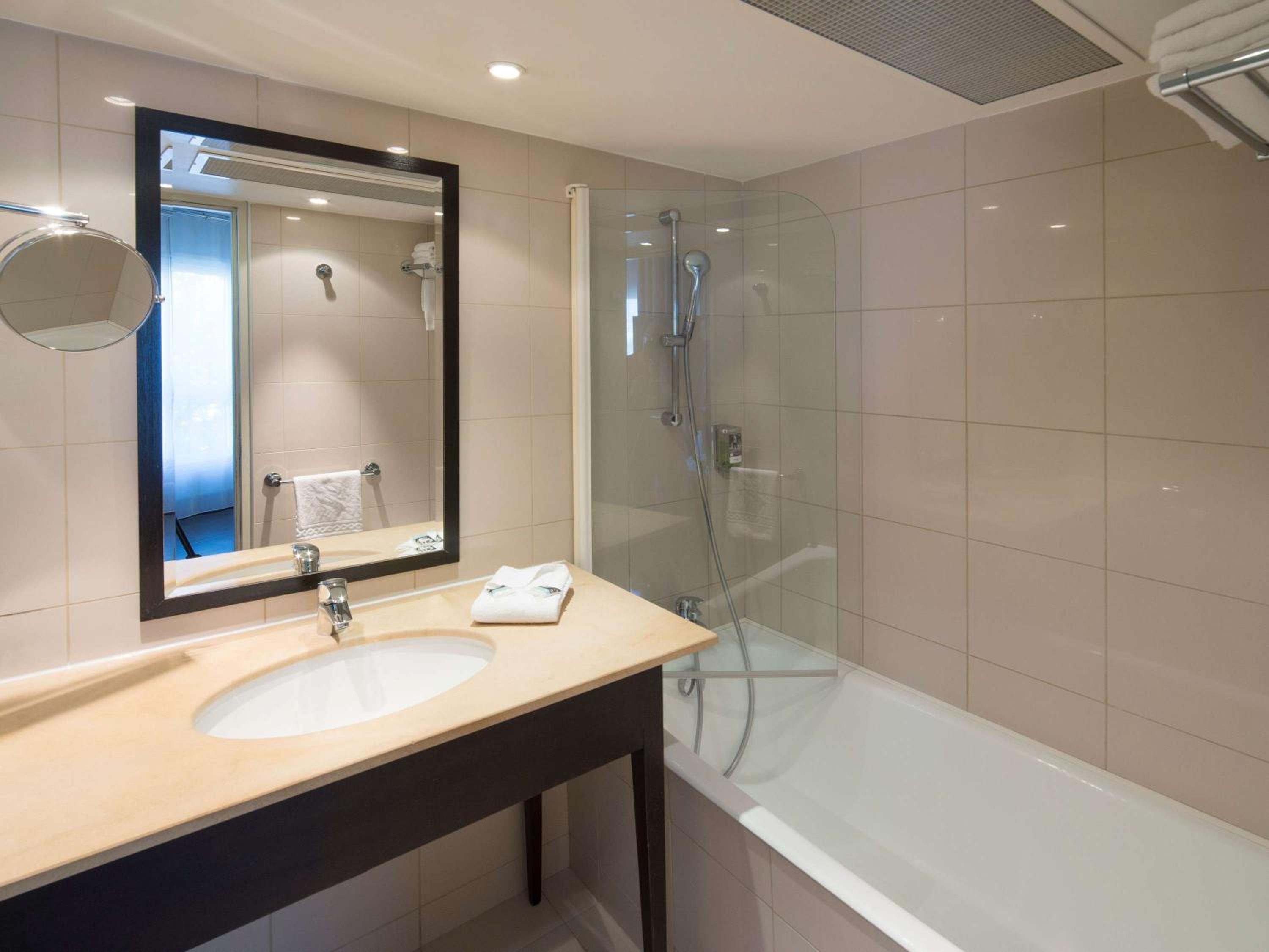 Standard Room with Large Bed - Photo 6